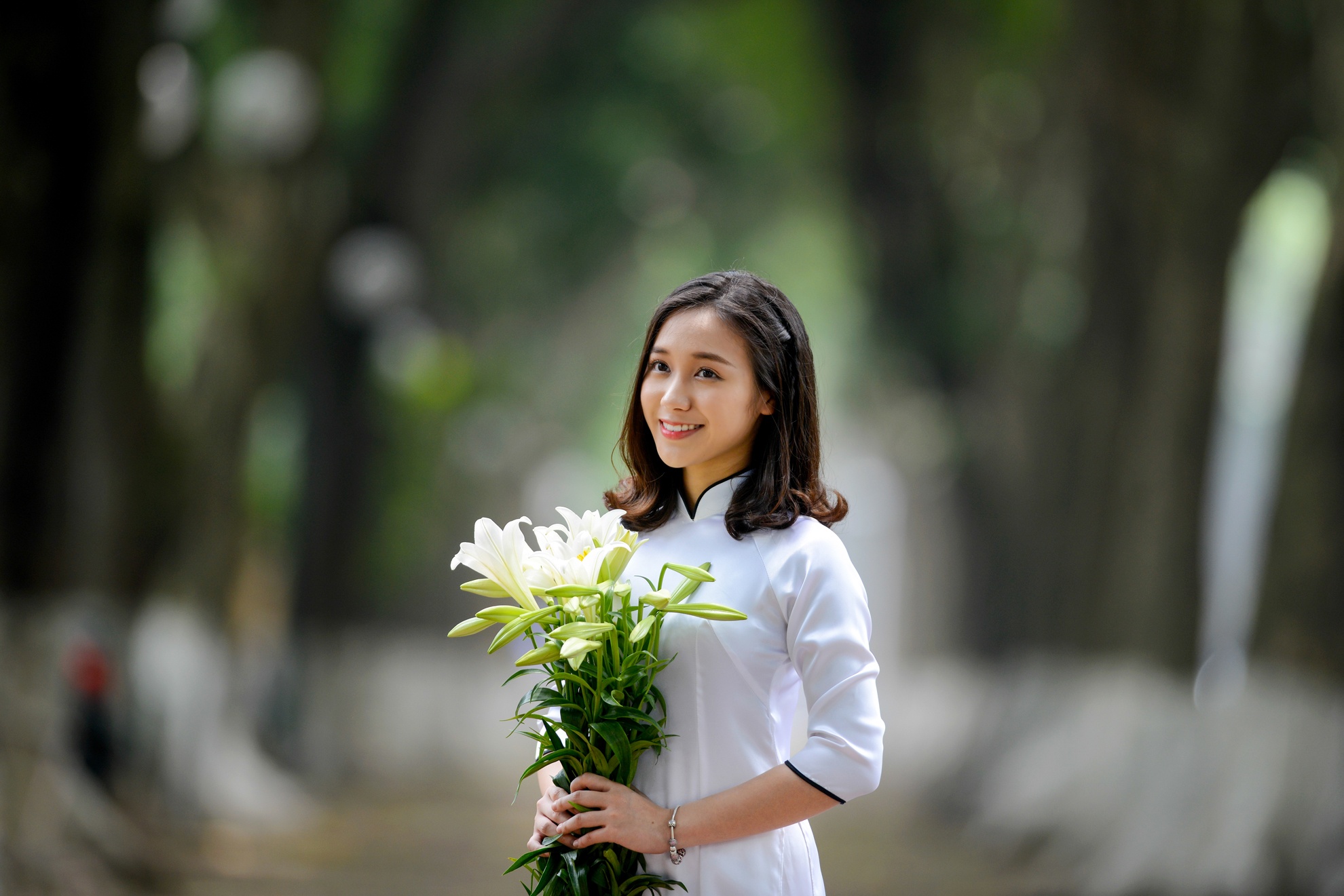 thieu nu ben hoa loa ken anh 5