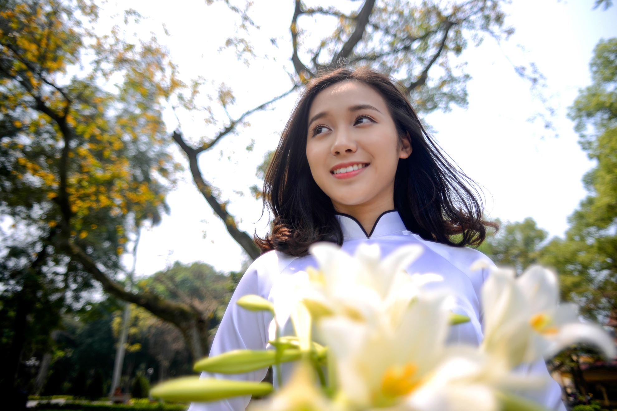 thieu nu ben hoa loa ken anh 6