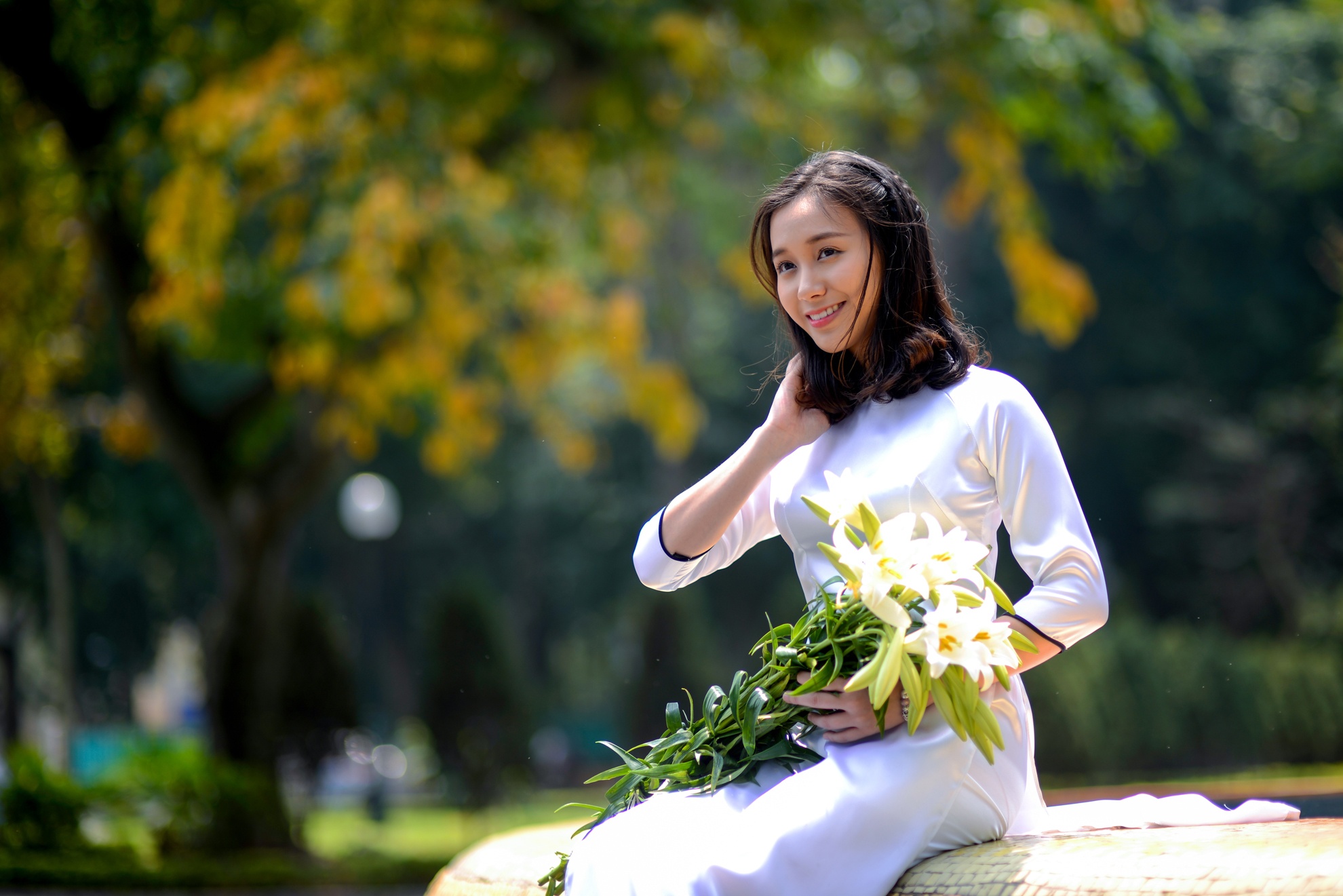 thieu nu ben hoa loa ken anh 7