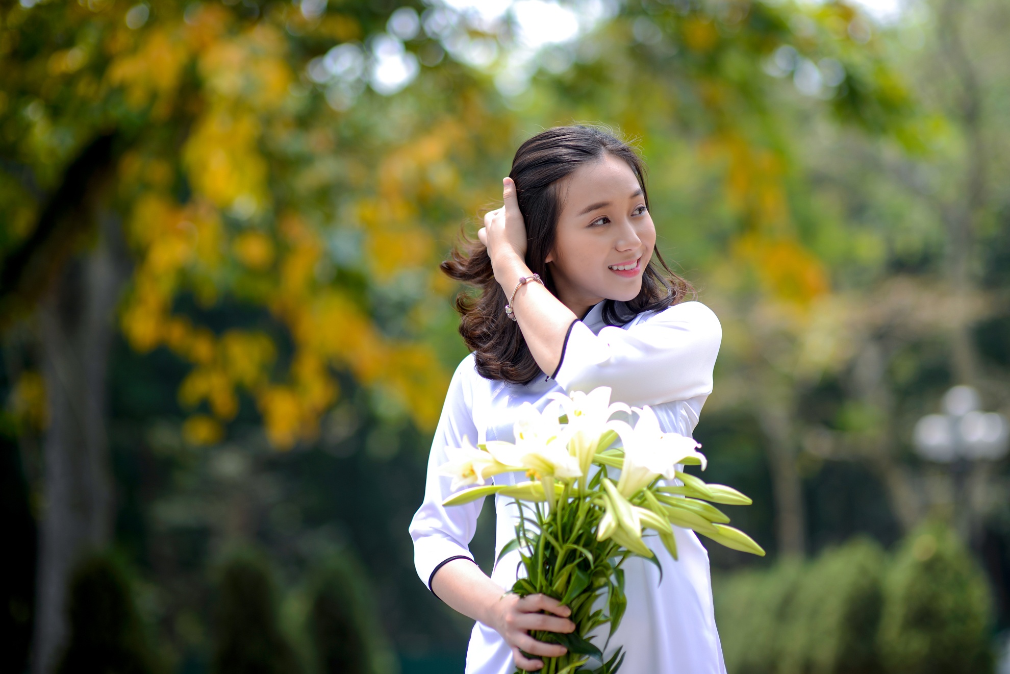 thieu nu ben hoa loa ken anh 8