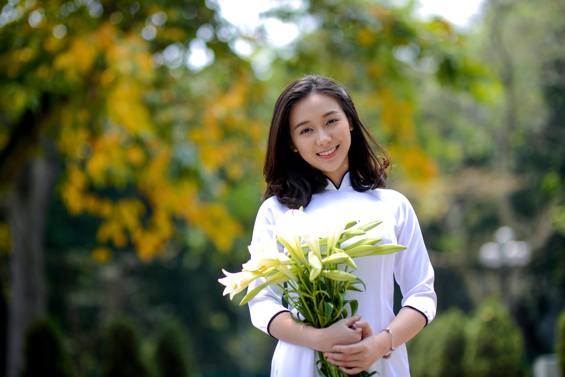 thieu nu ben hoa loa ken anh 9