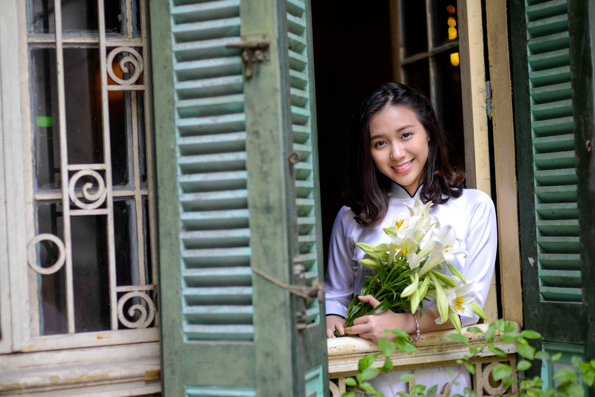 thieu nu ben hoa loa ken anh 12