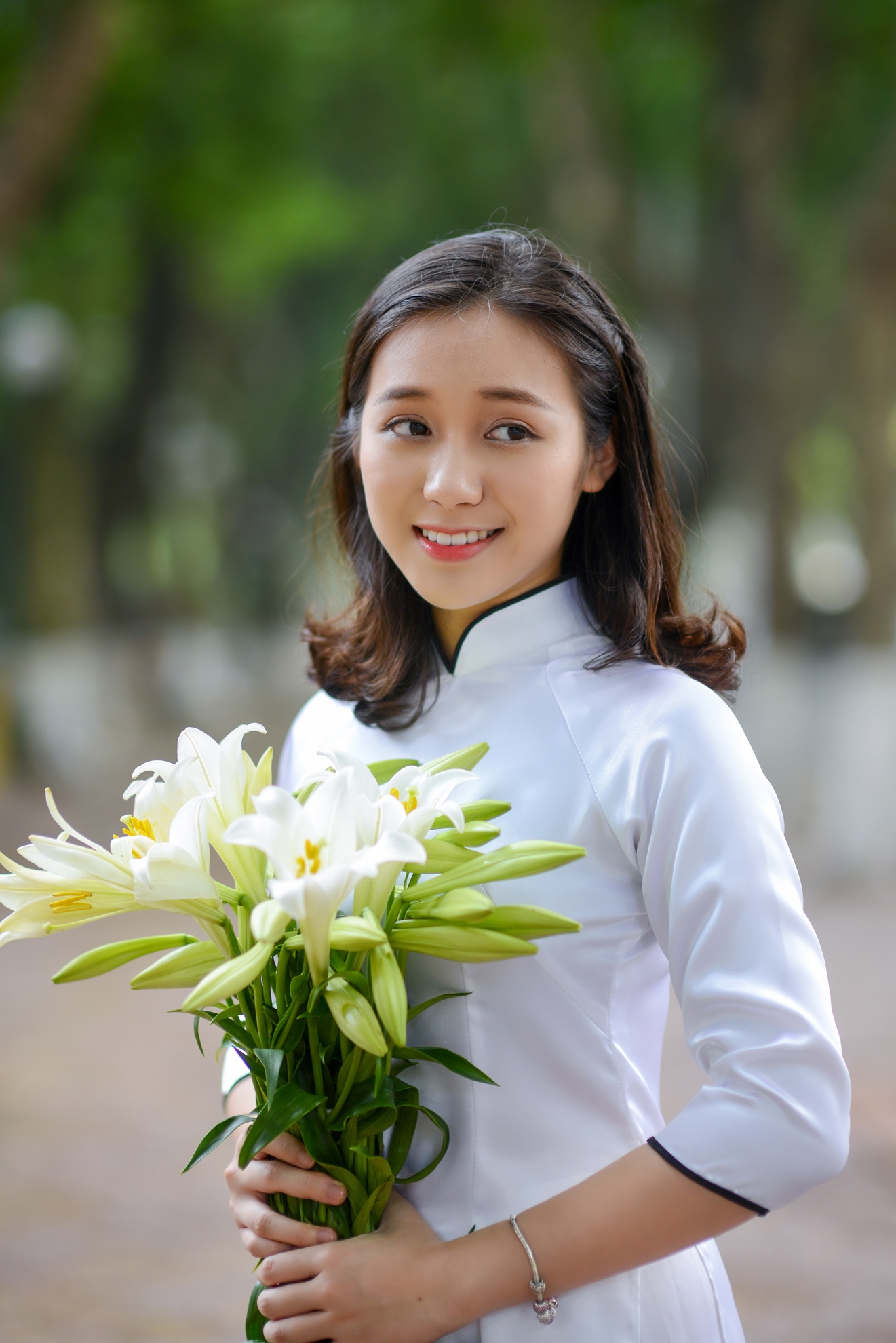 thieu nu ben hoa loa ken anh 3