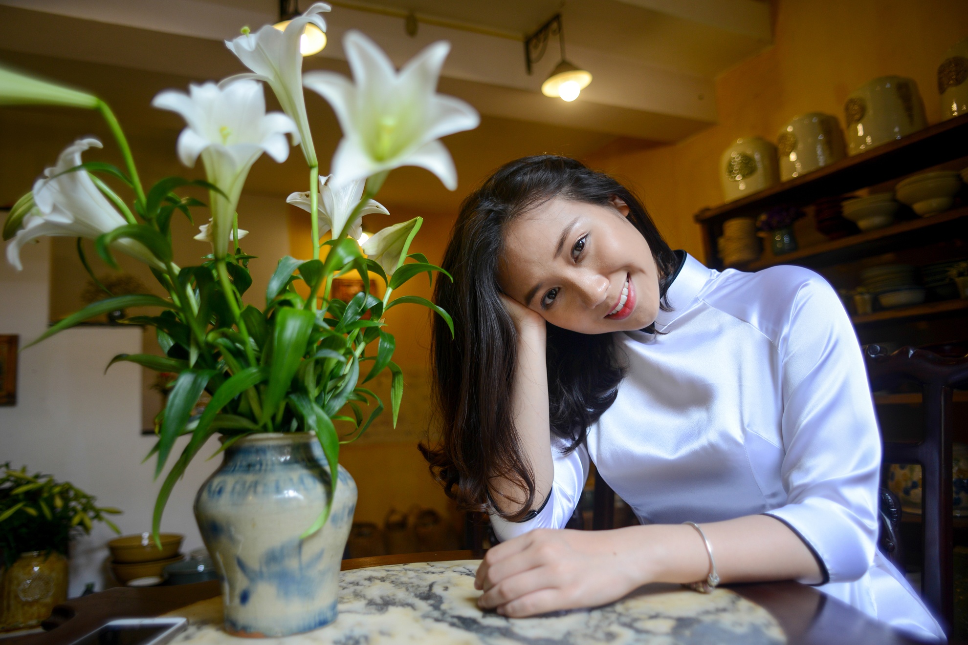 thieu nu ben hoa loa ken anh 10