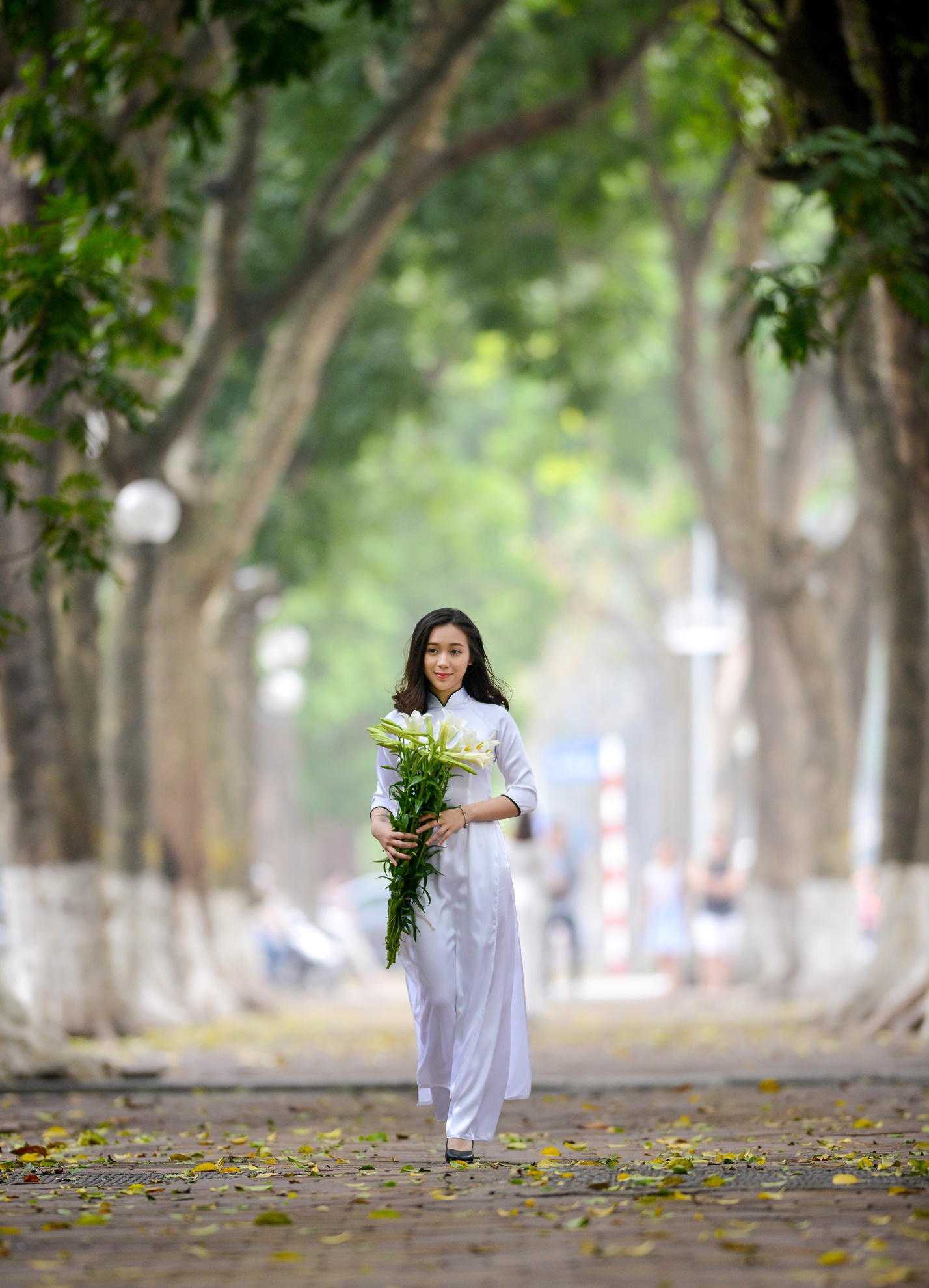 thieu nu ben hoa loa ken anh 2