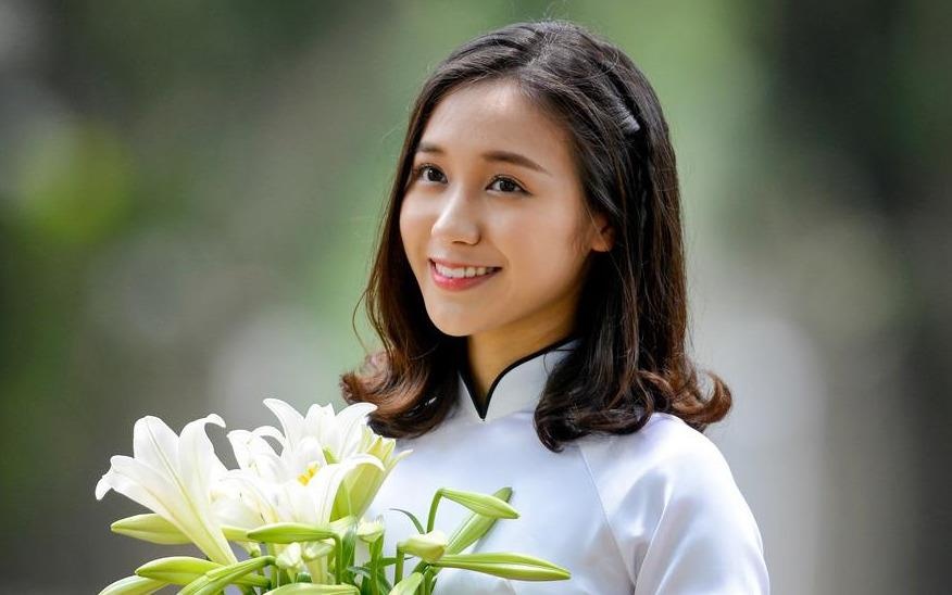 Nu sinh Ams duyen dang mua hoa loa ken hinh anh