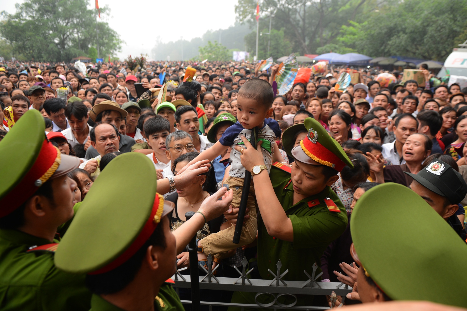 bien nguoi chen lan o Den Hung anh 7