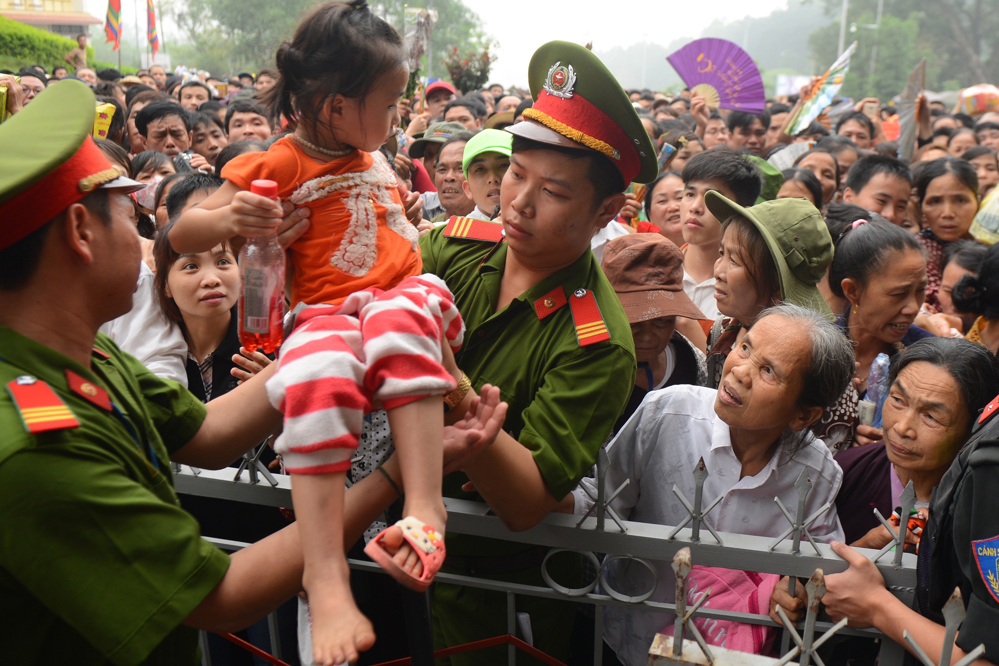 Video 360 do canh hon loan chua tung thay o Den Hung hinh anh