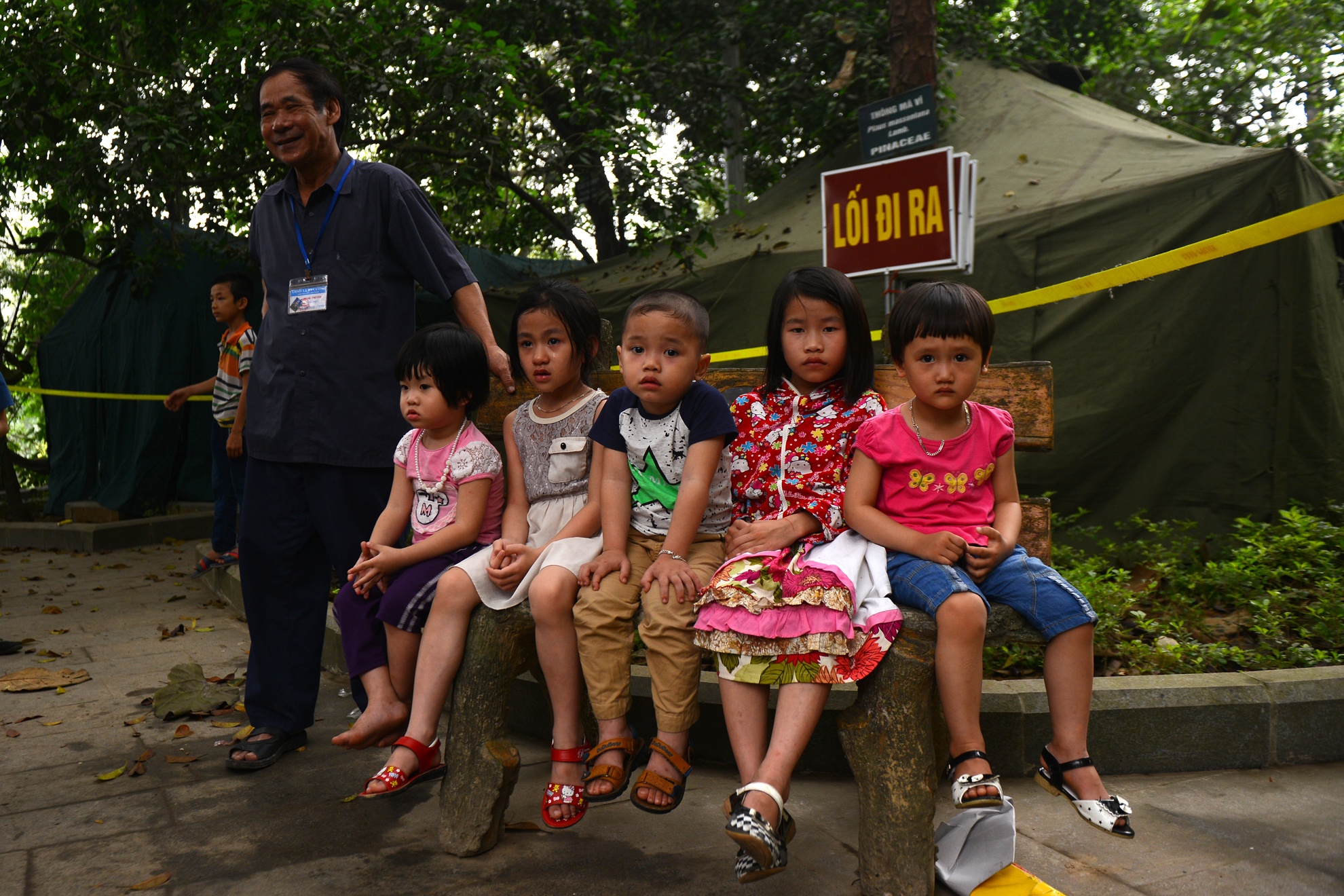 bien nguoi chen lan o Den Hung anh 12