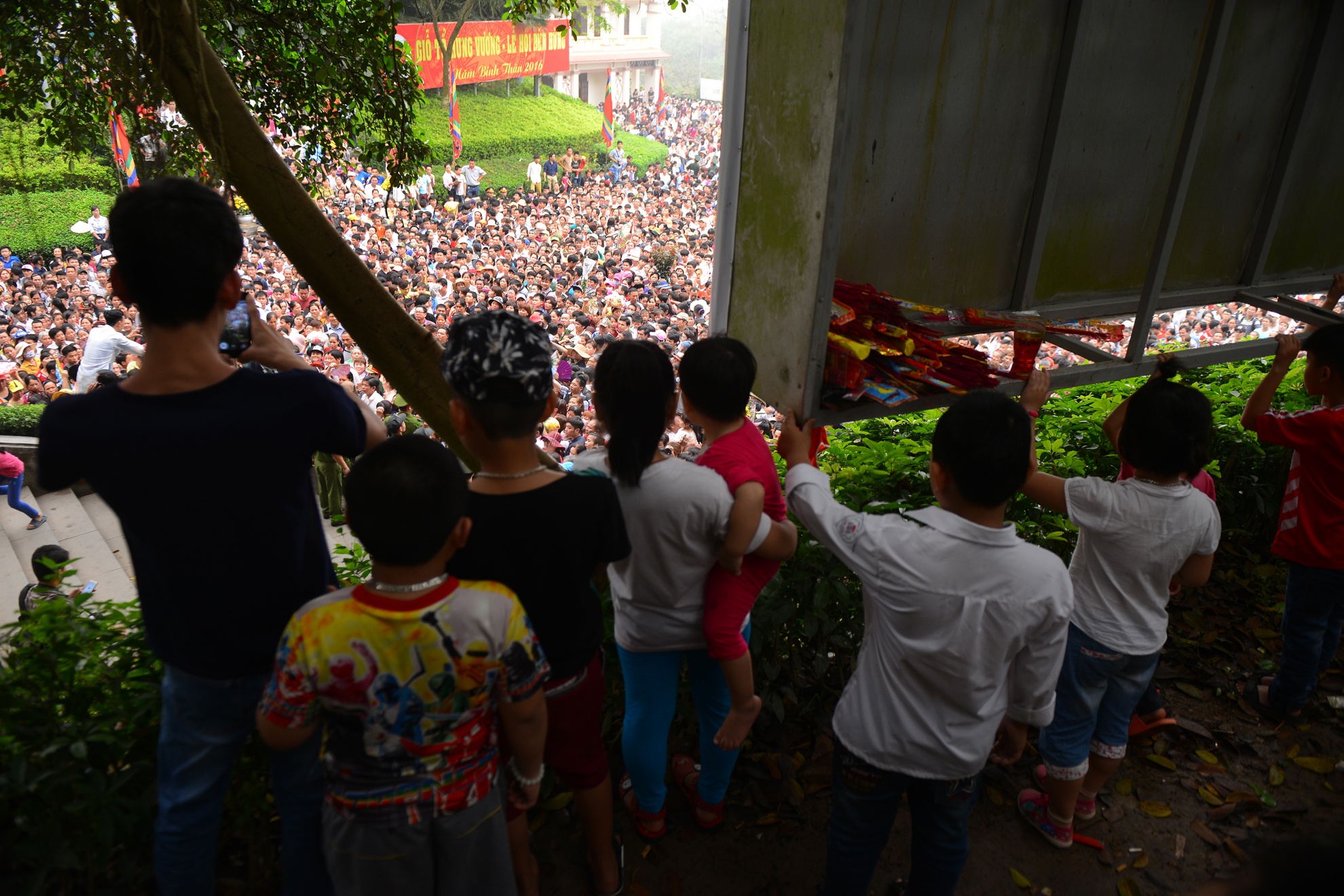 bien nguoi chen lan o Den Hung anh 13