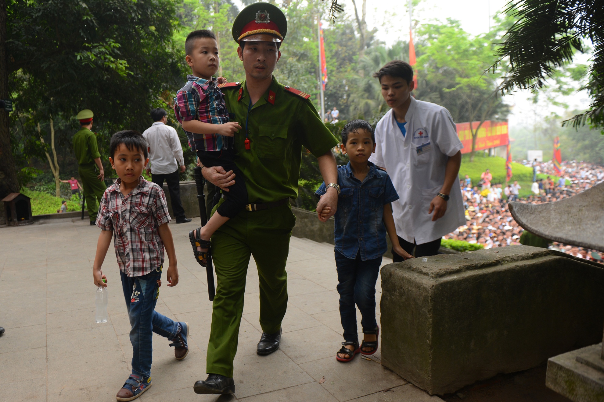 bien nguoi chen lan o Den Hung anh 9