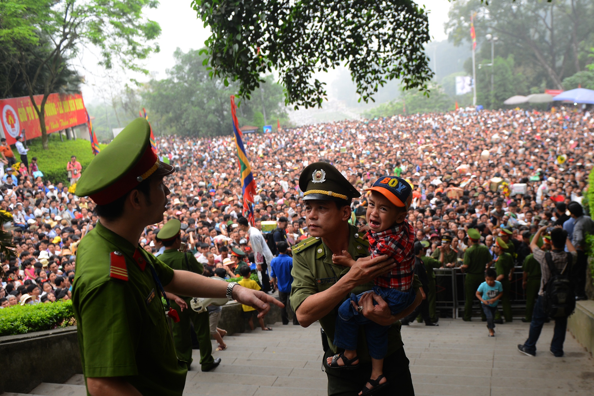 bien nguoi chen lan o Den Hung anh 8
