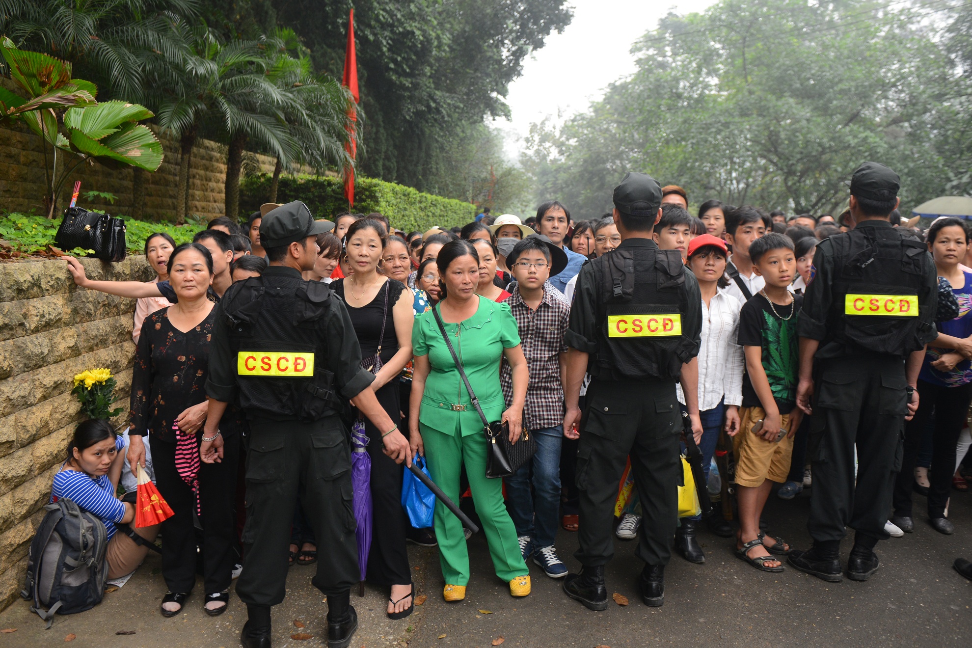 bien nguoi chen lan o Den Hung anh 2