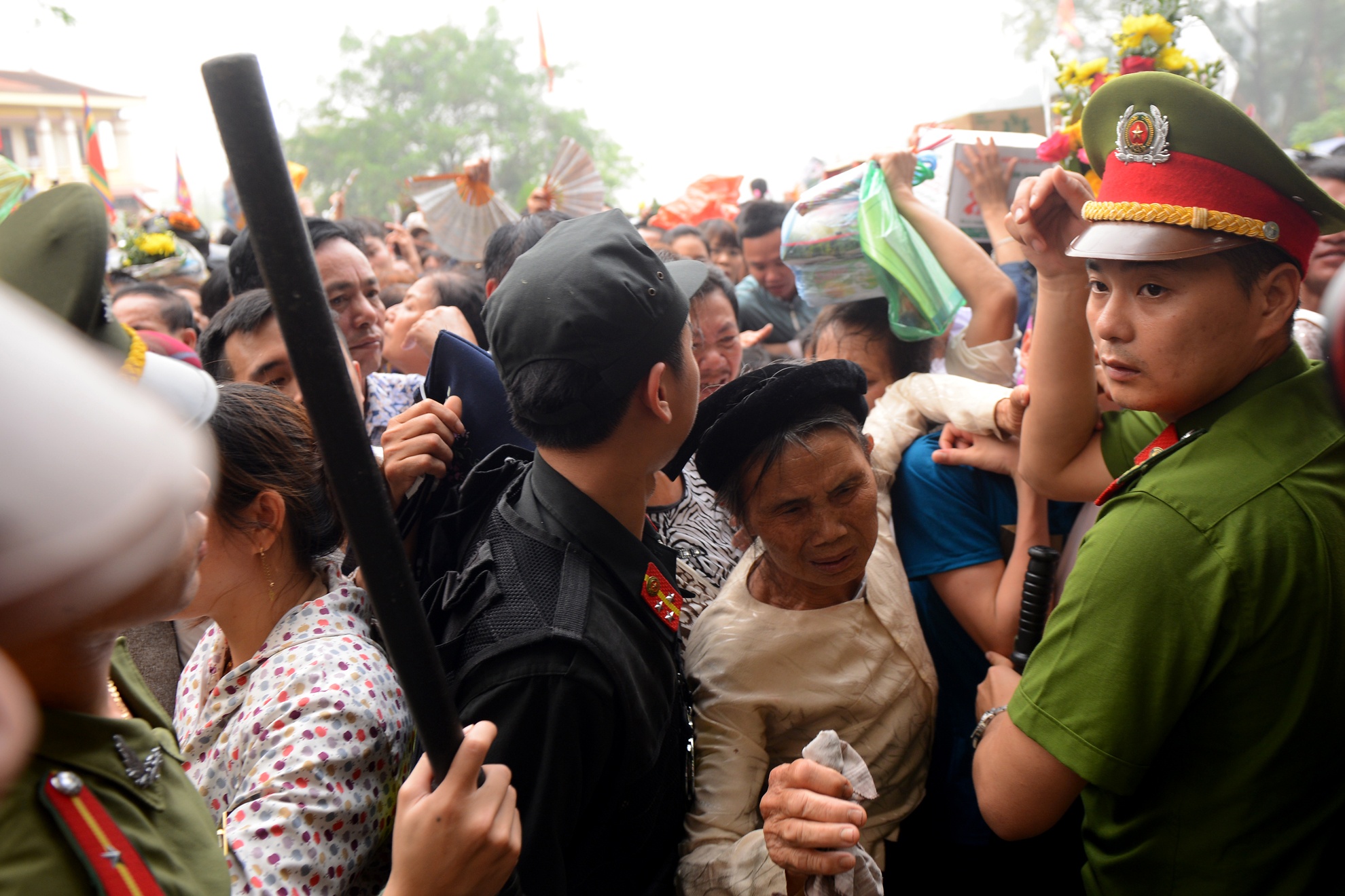 bien nguoi chen lan o Den Hung anh 5
