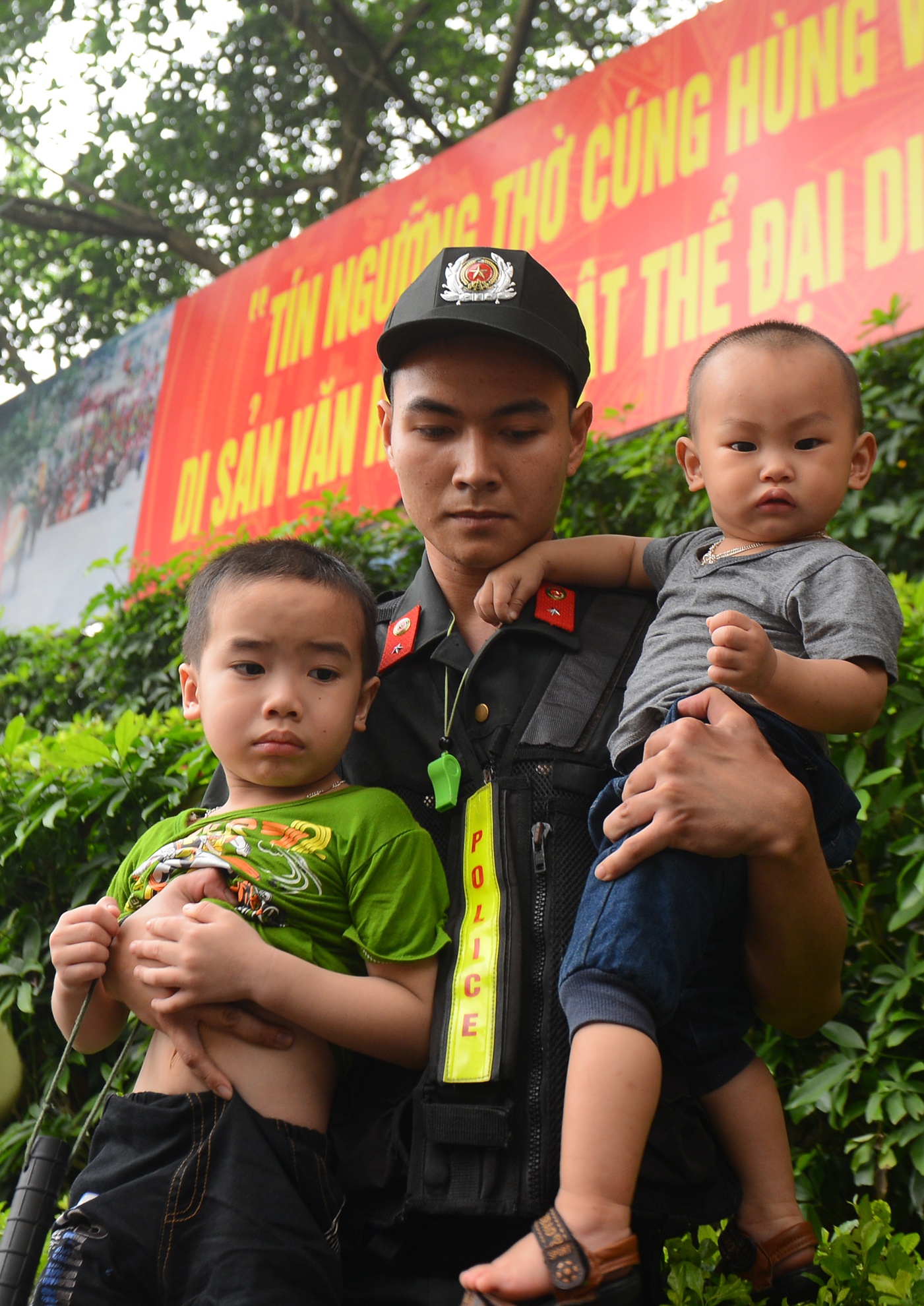 bien nguoi chen lan o Den Hung anh 10