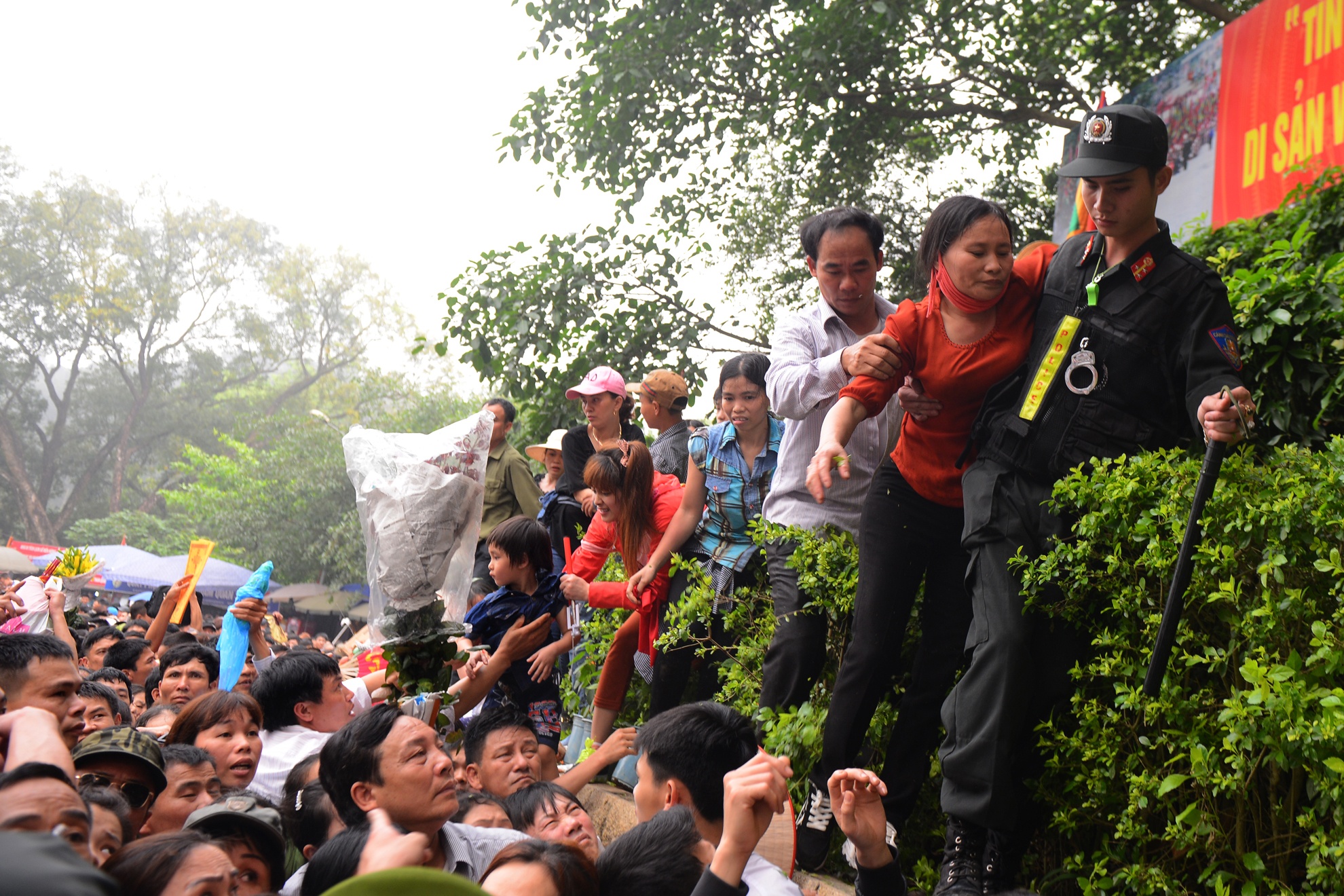 bien nguoi chen lan o Den Hung anh 11