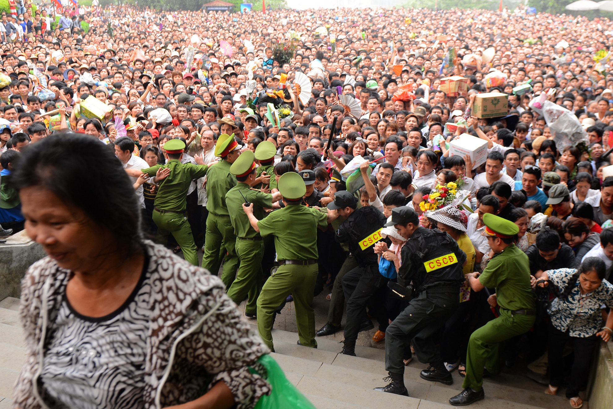 bien nguoi chen lan o Den Hung anh 14
