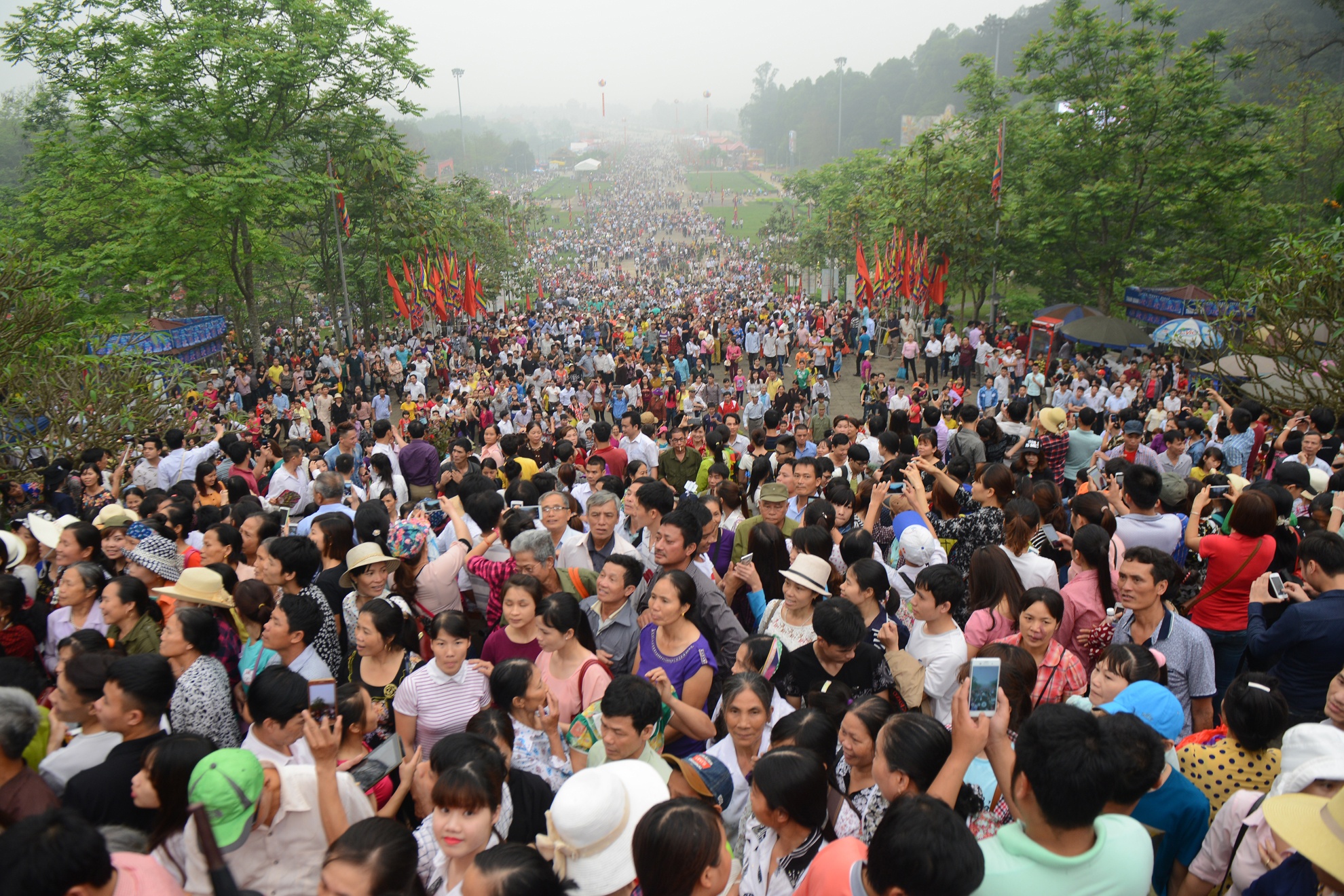 bien nguoi chen lan o Den Hung anh 1