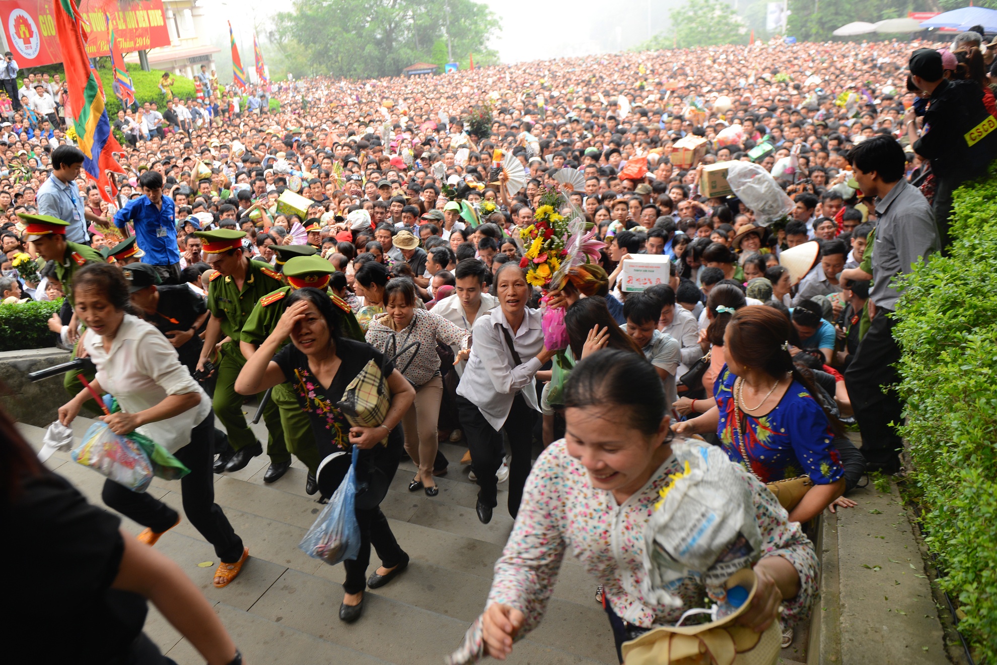 bien nguoi chen lan o Den Hung anh 15