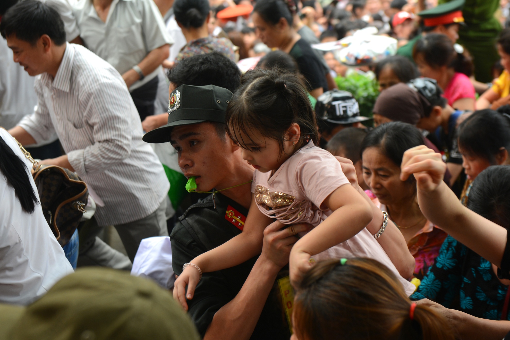 bien nguoi chen lan o Den Hung anh 16