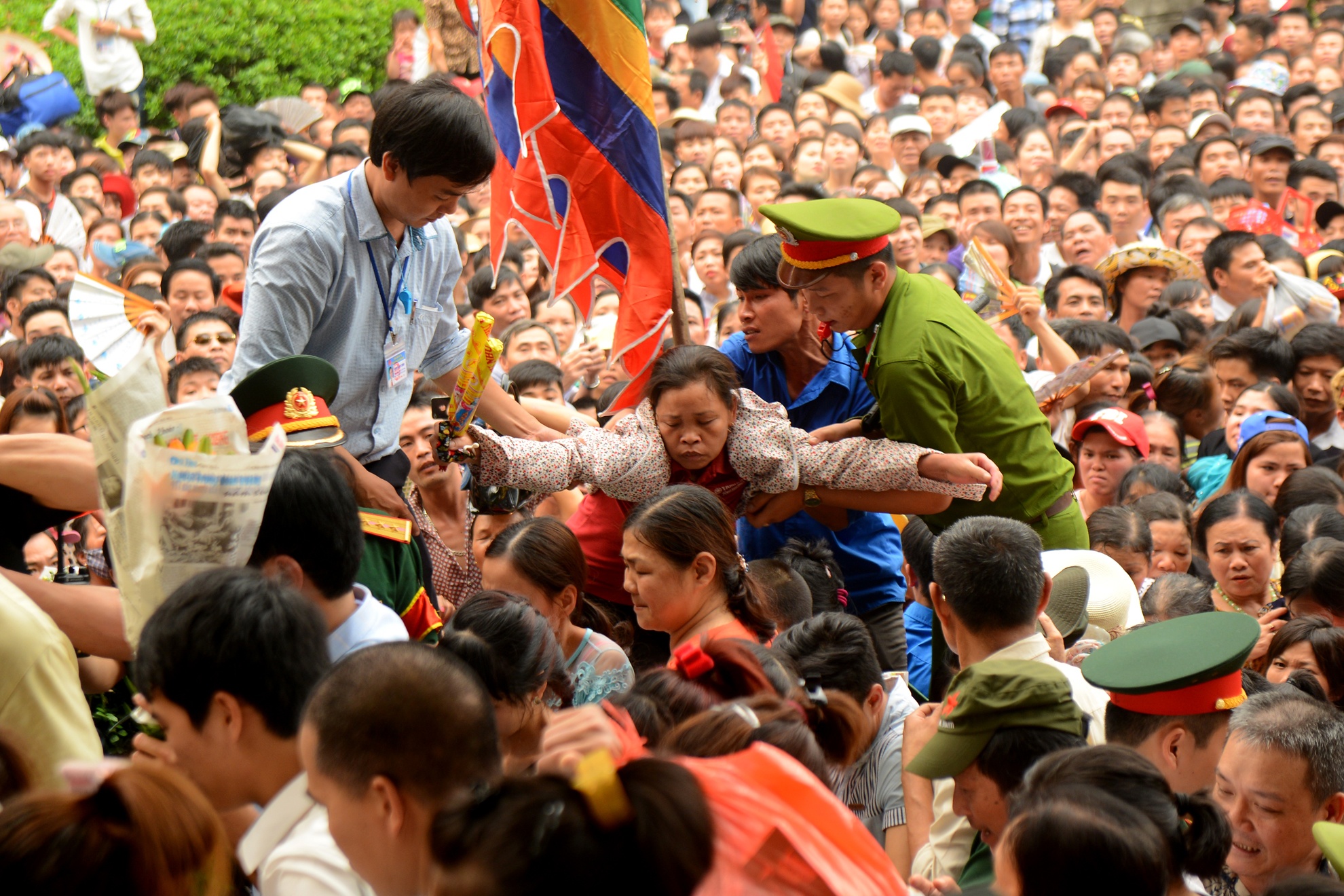 bien nguoi chen lan o Den Hung anh 17