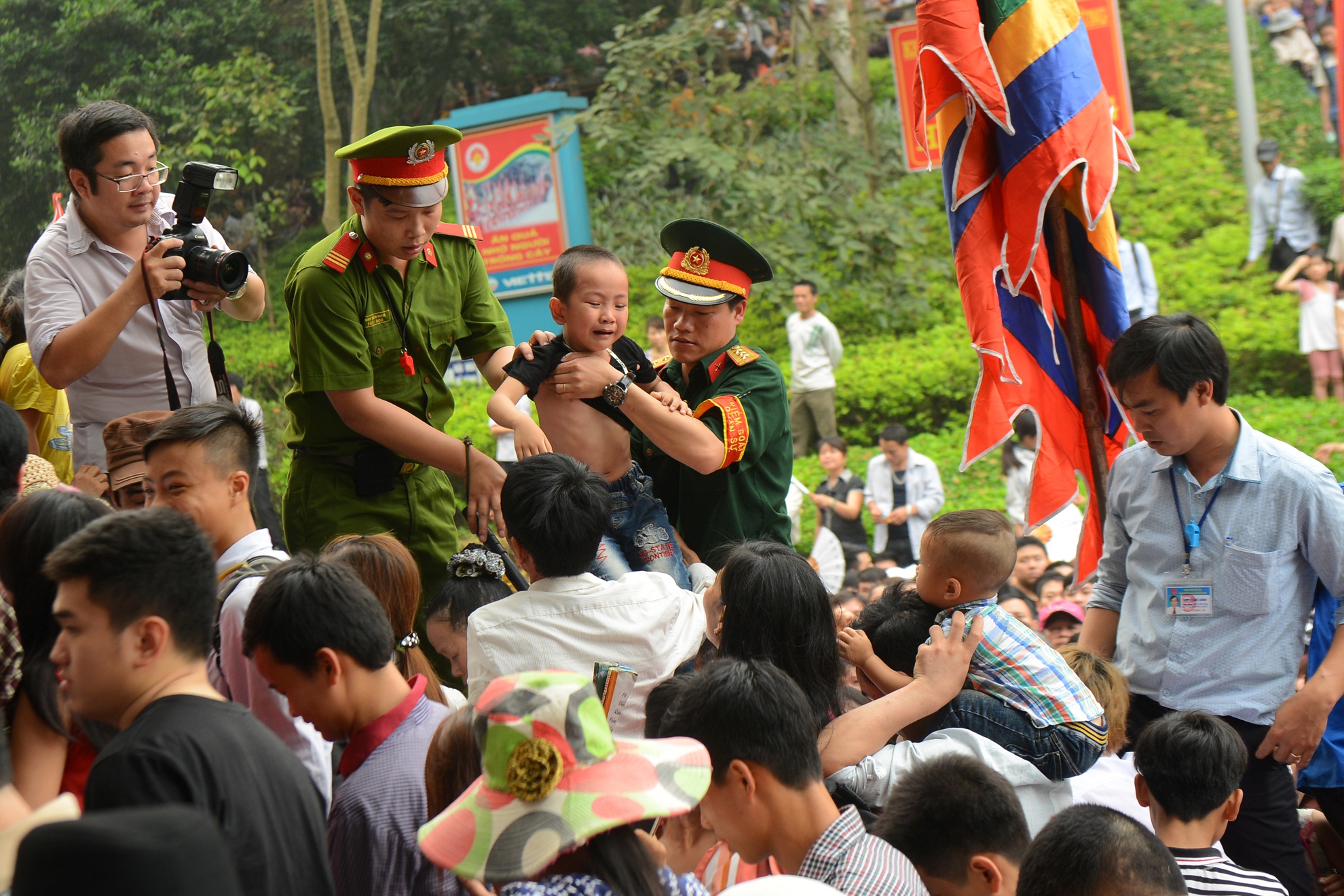 bien nguoi chen lan o Den Hung anh 18