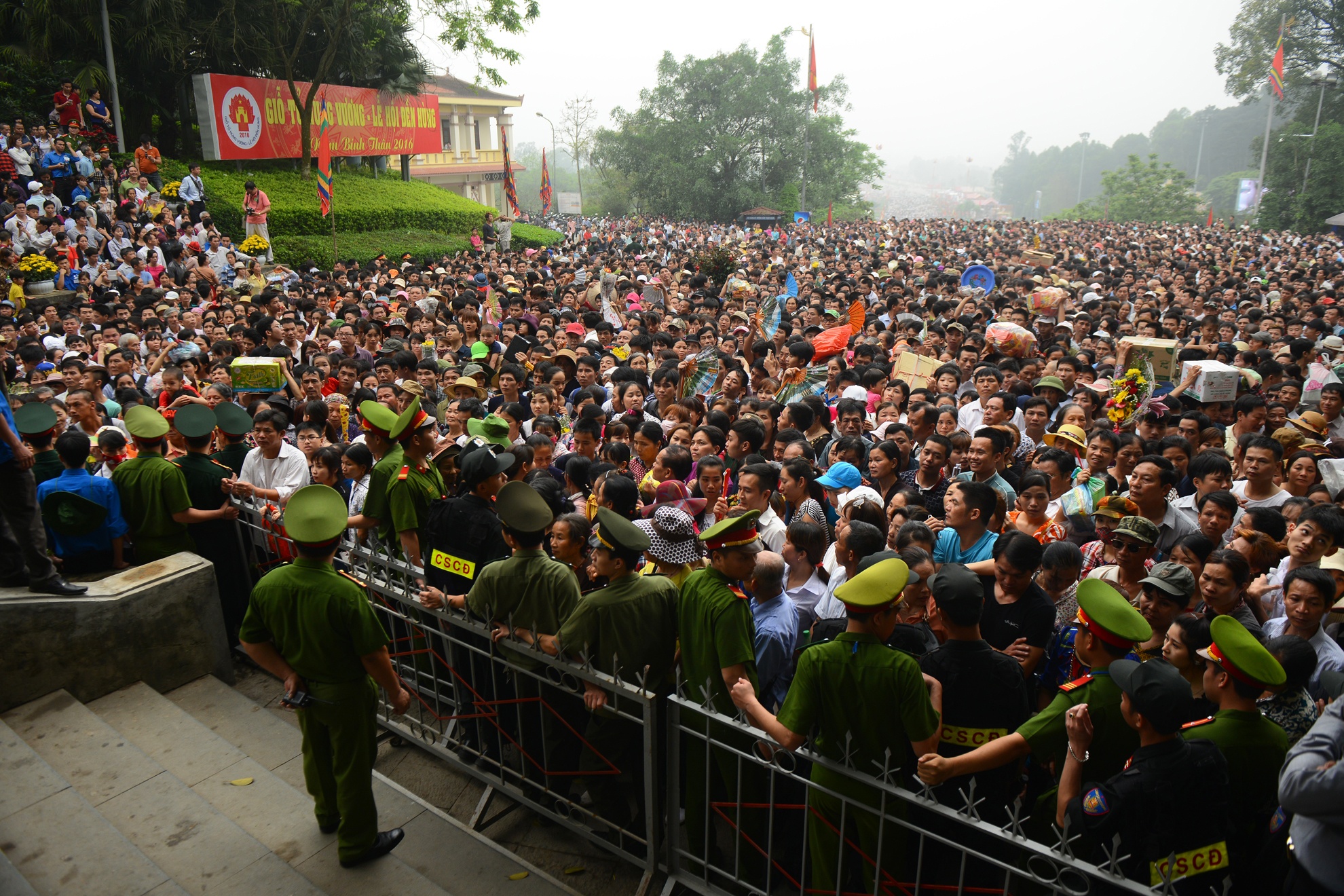 bien nguoi chen lan o Den Hung anh 3