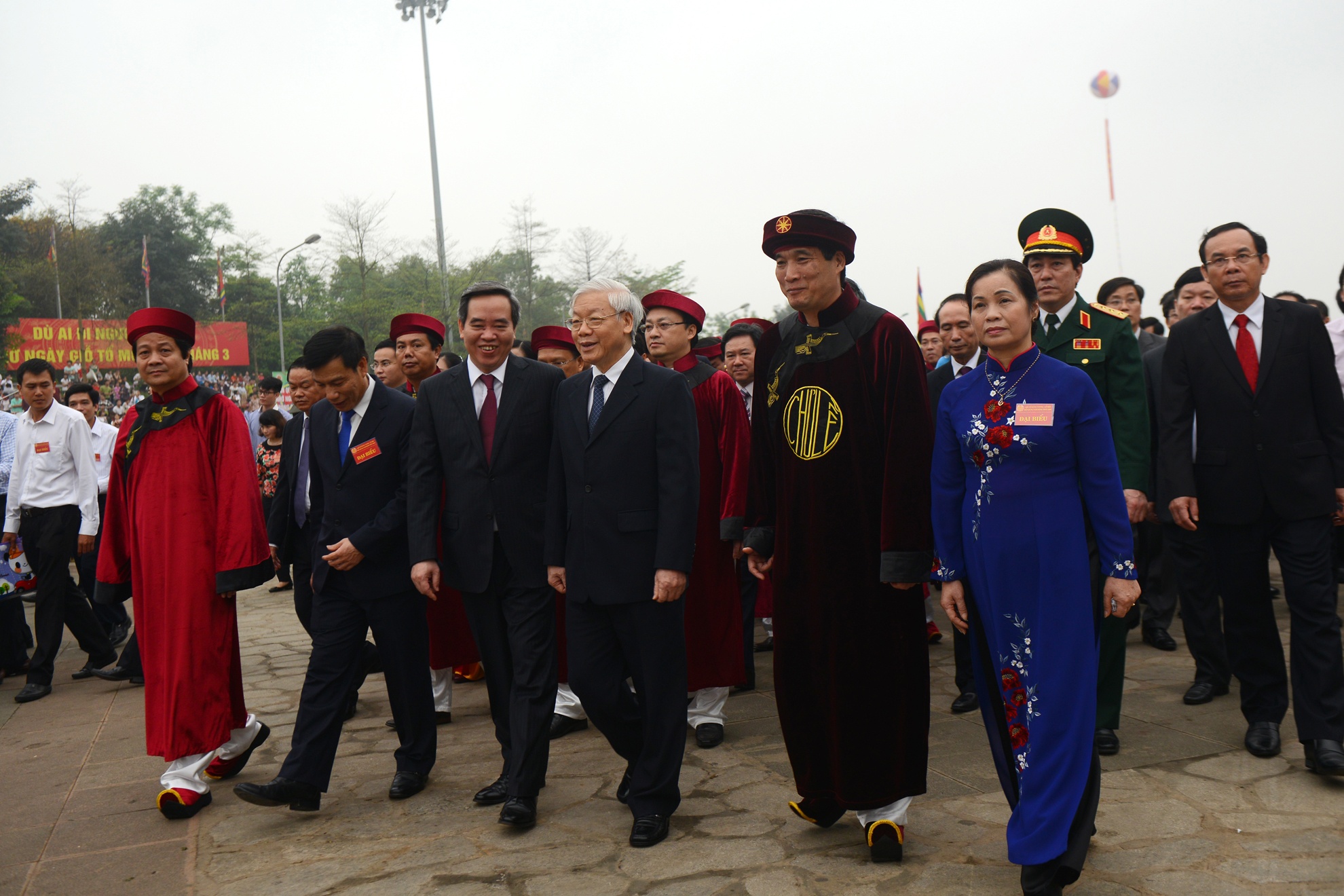 Le hoi Den Hung anh 3