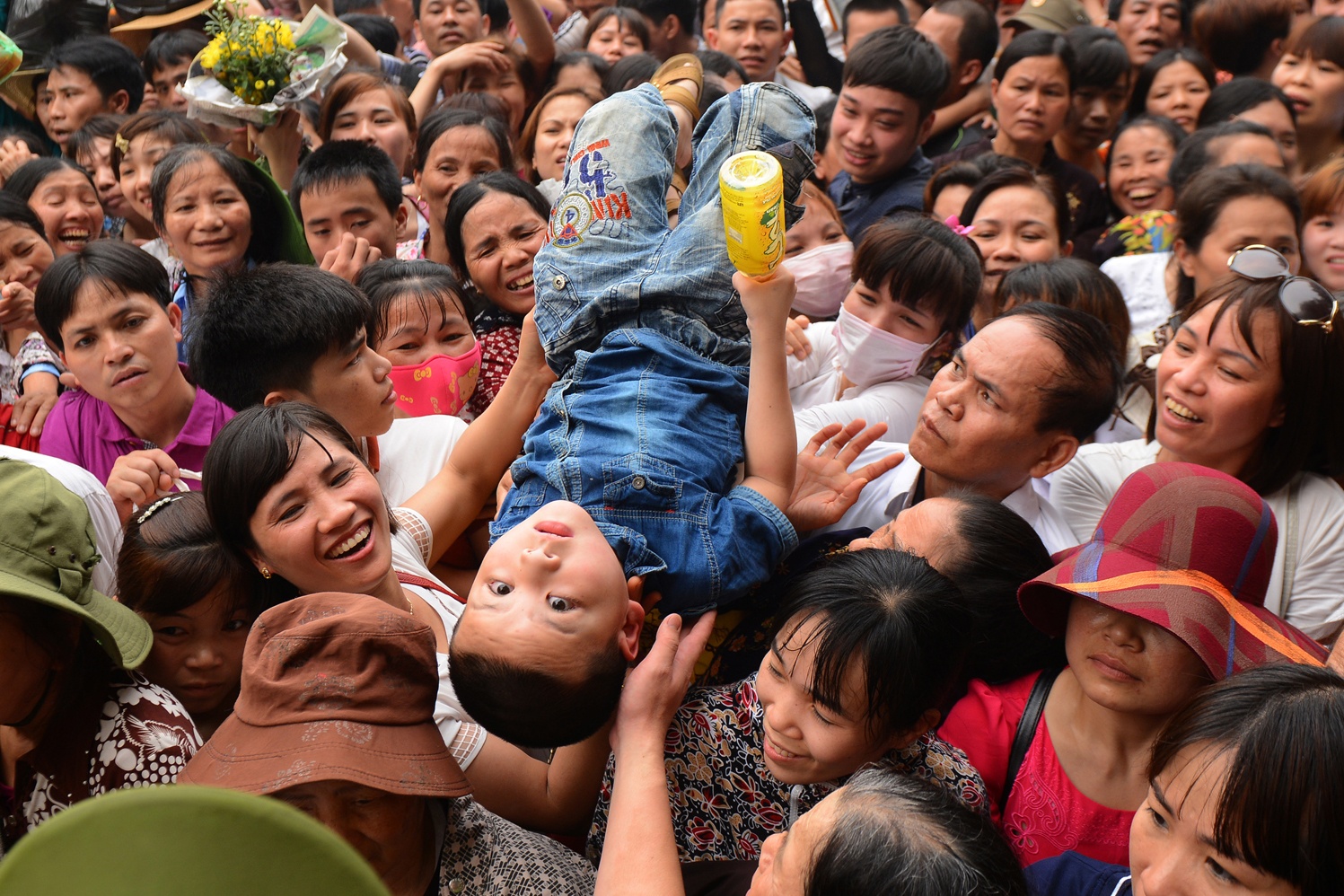 Giai cuu tre nho trong bien nguoi hon loan o Den Hung hinh anh