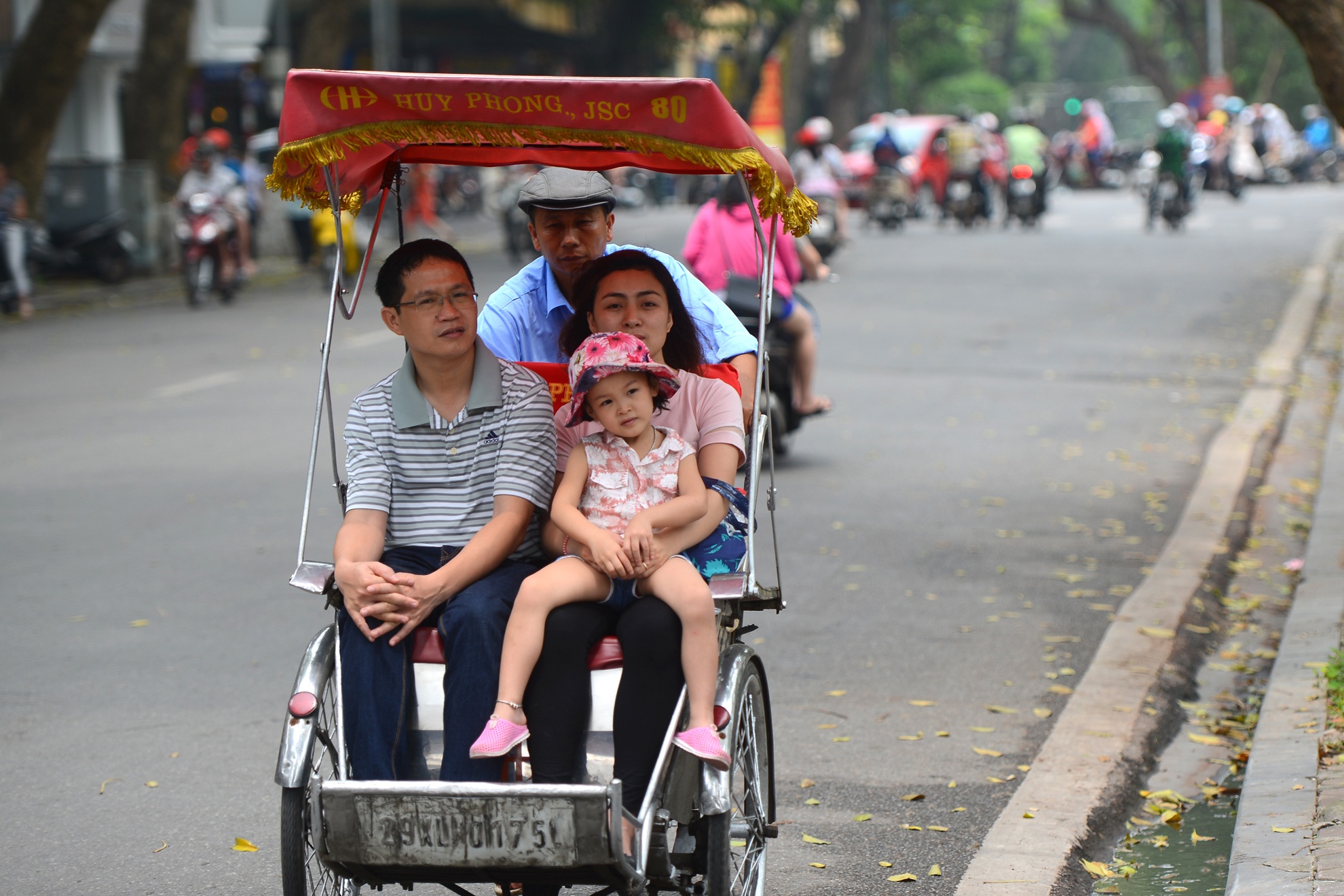 nguoi dan thanh thoi dao pho Ha Noi anh 7