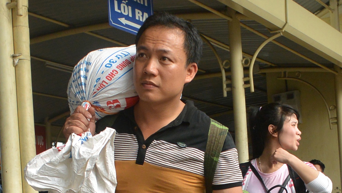 Linh kinh qua cap tro lai thanh pho sau nghi le hinh anh