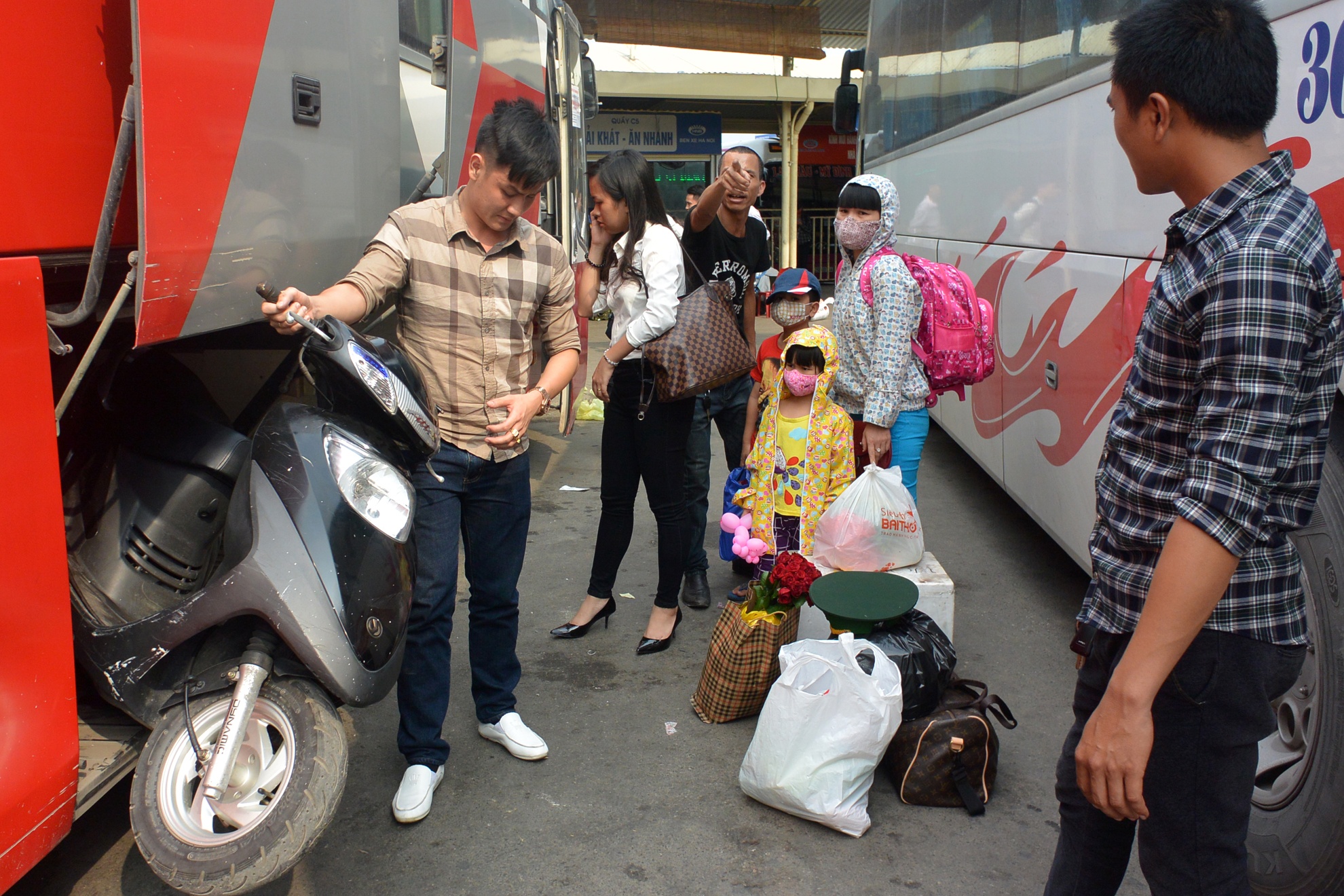 Nguoi dan un un do ve Ha Noi anh 5