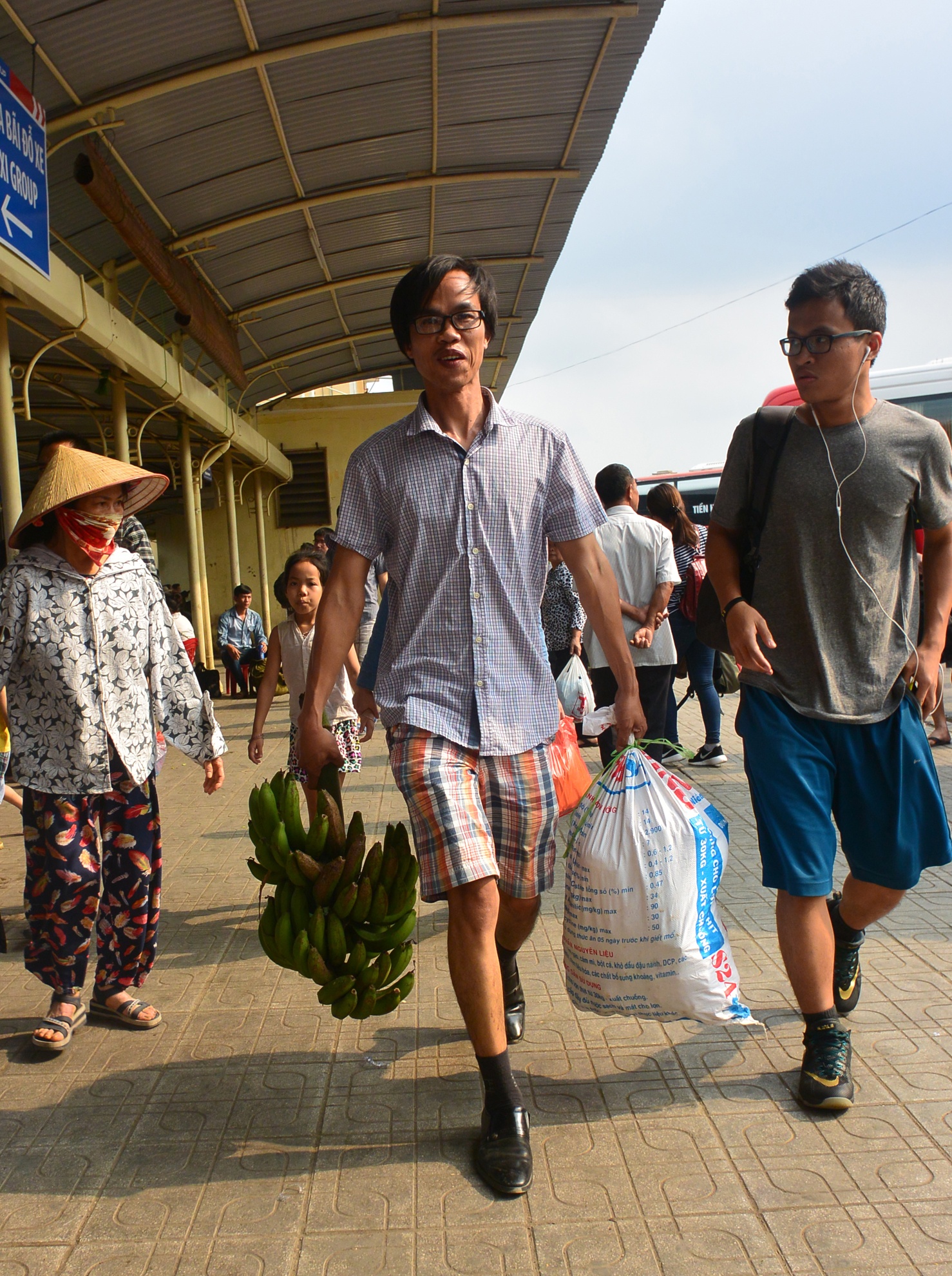 Nguoi dan un un do ve Ha Noi anh 11