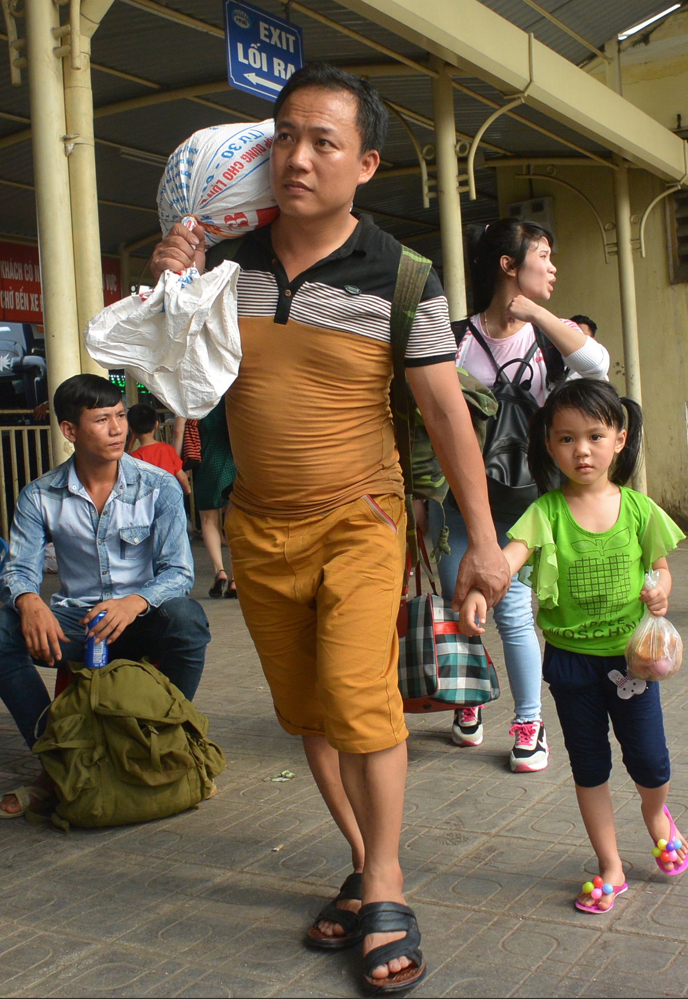 Nguoi dan un un do ve Ha Noi anh 9