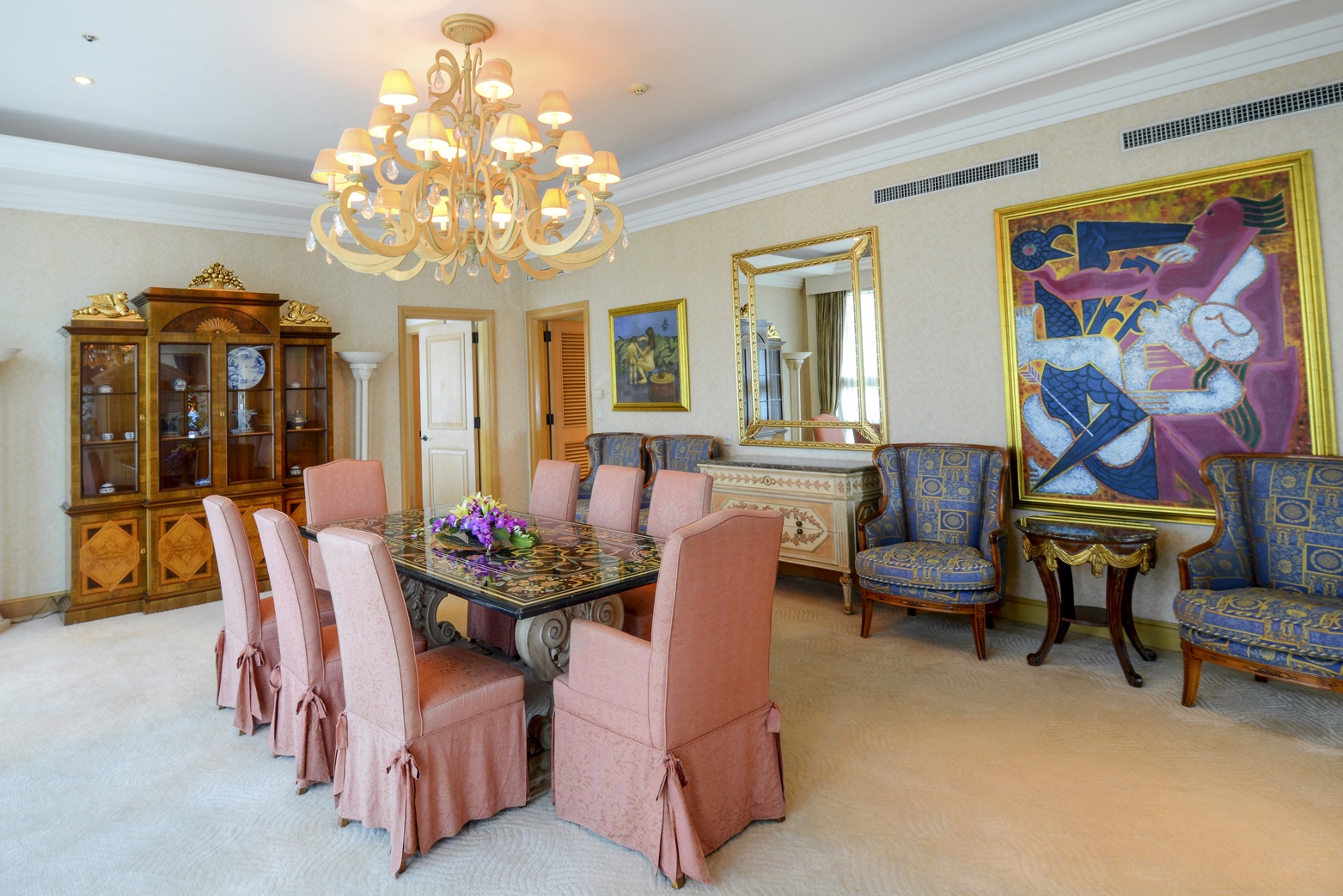 Phong Hoang gia don hon 70 nguyen thu tai Ha Noi hinh anh