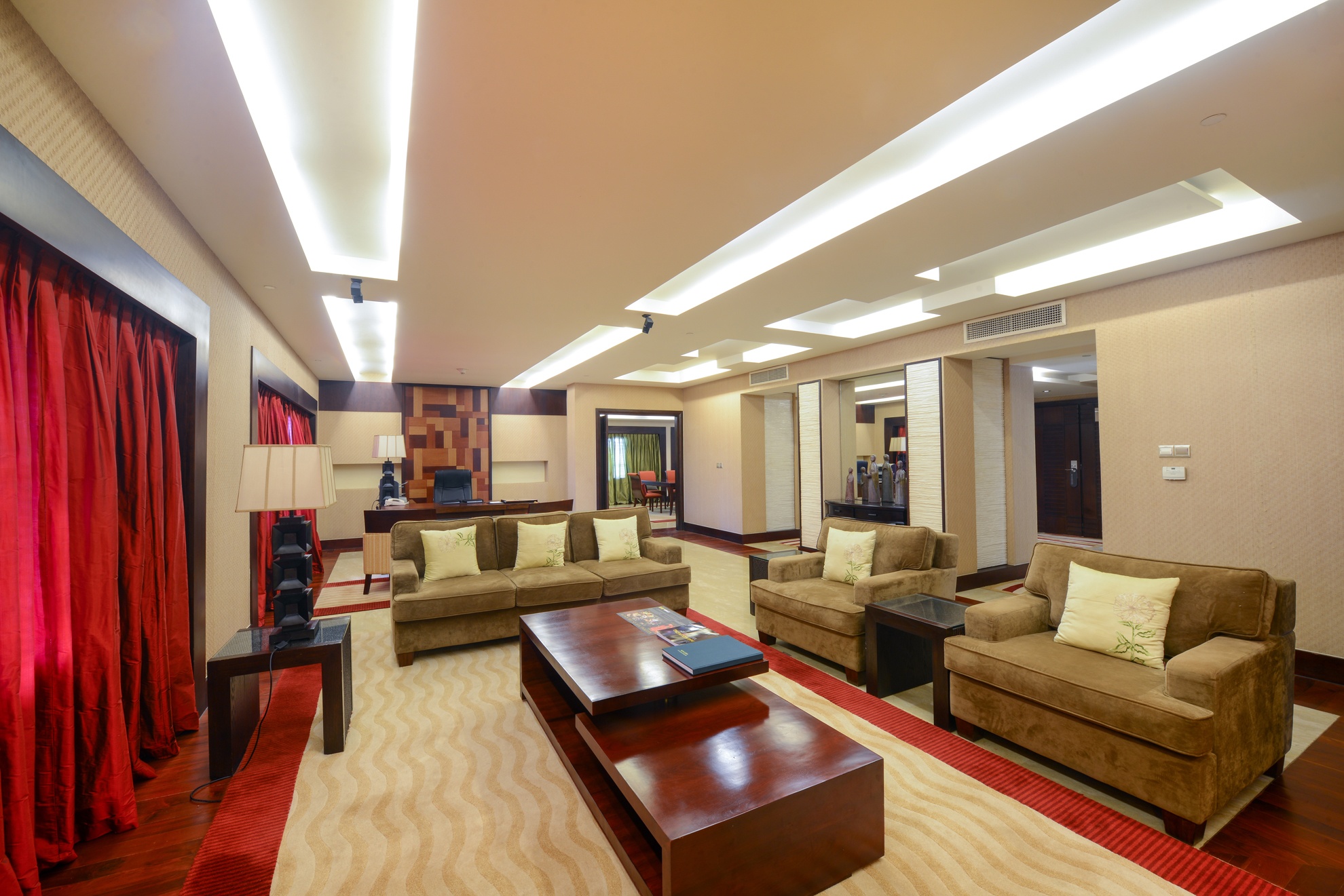 Phong tong thong co 7 ban cong anh 1