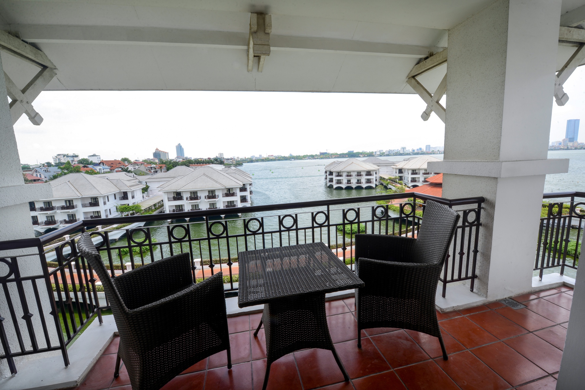 Phong tong thong co 7 ban cong anh 2