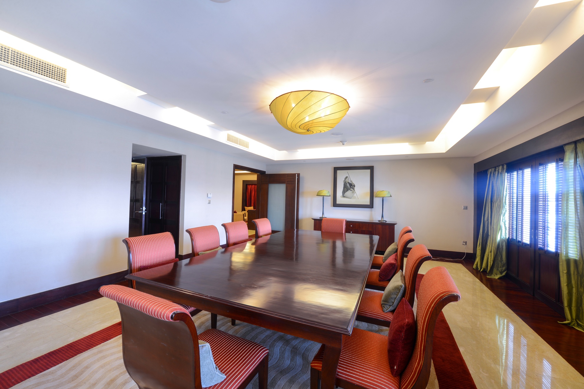 Phong tong thong co 7 ban cong anh 12