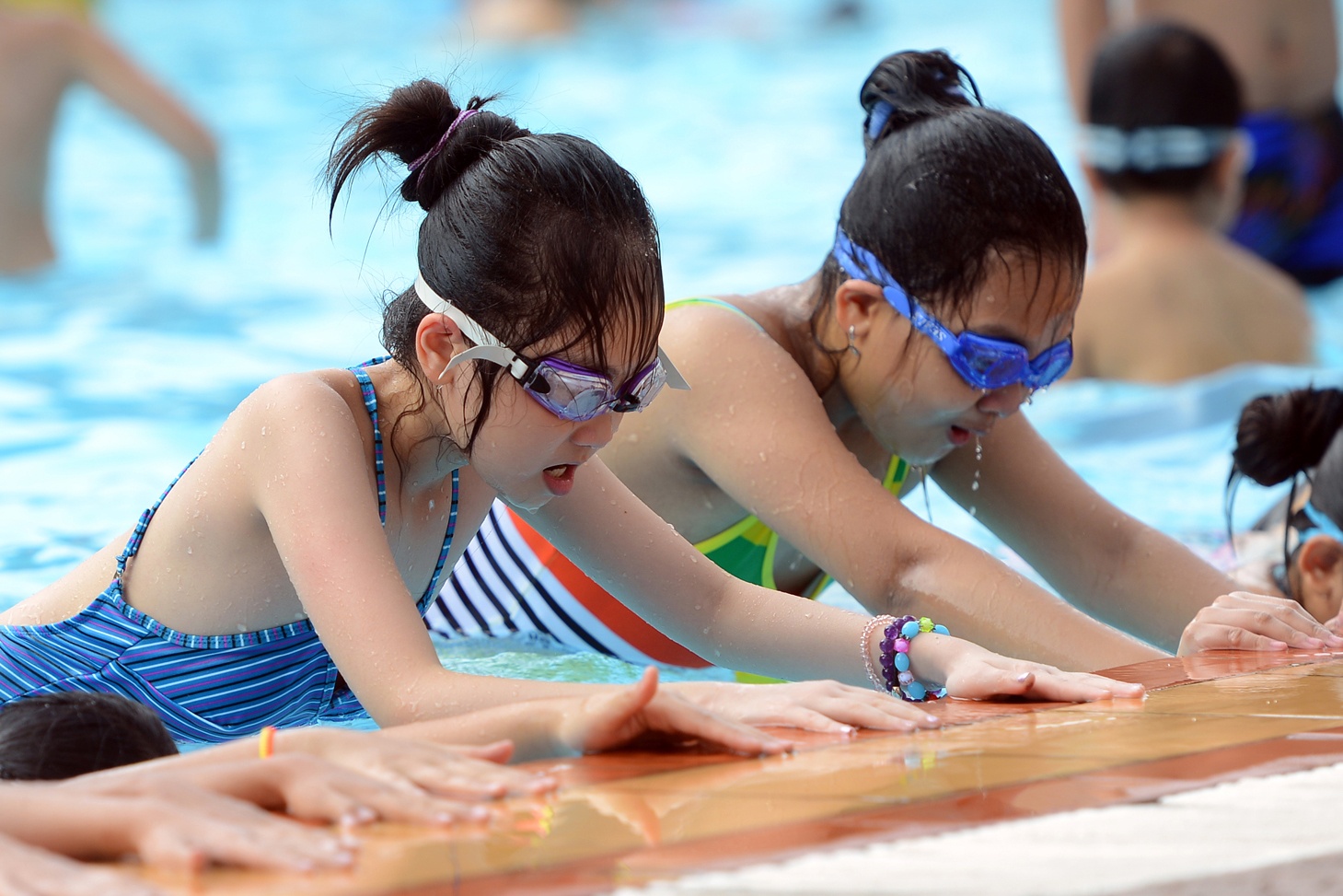 2.500 tre em chen nhau hoc boi mien phi hinh anh