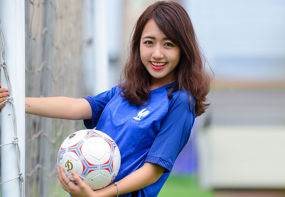 Nu sinh co vu tuyen Phap va me Giroud vi dep trai hinh anh