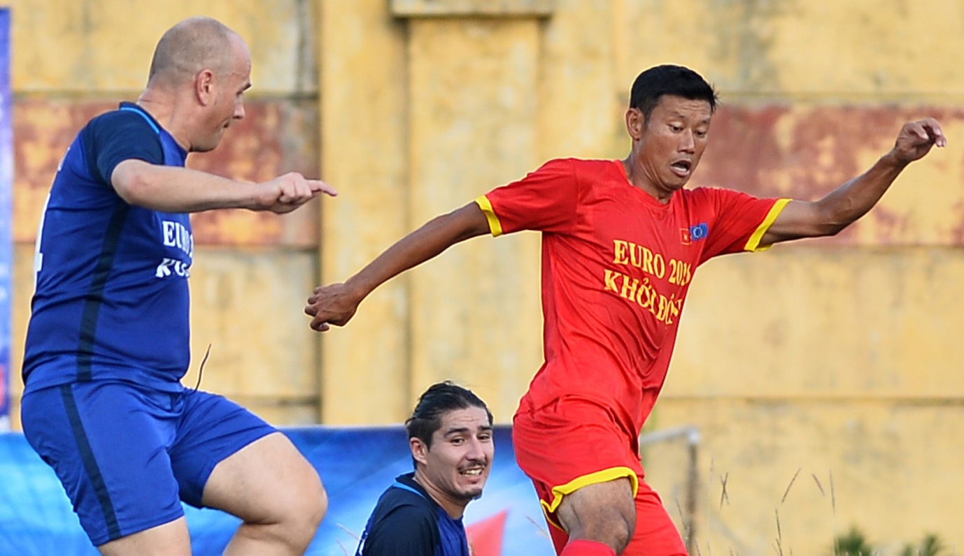 Tran cau soi dong cua cac nha ngoai giao VN, EU mung Euro hinh anh