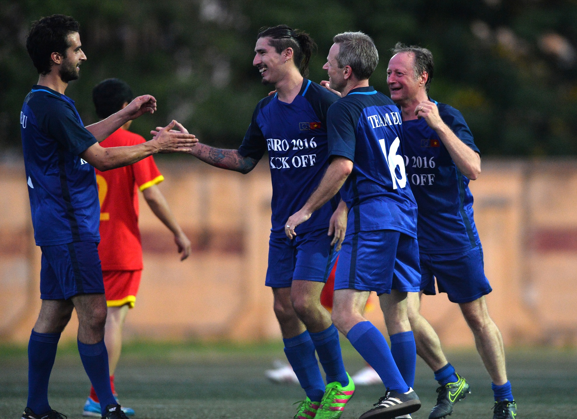 giao huu bong da khoi dong Euro 2016 anh 17