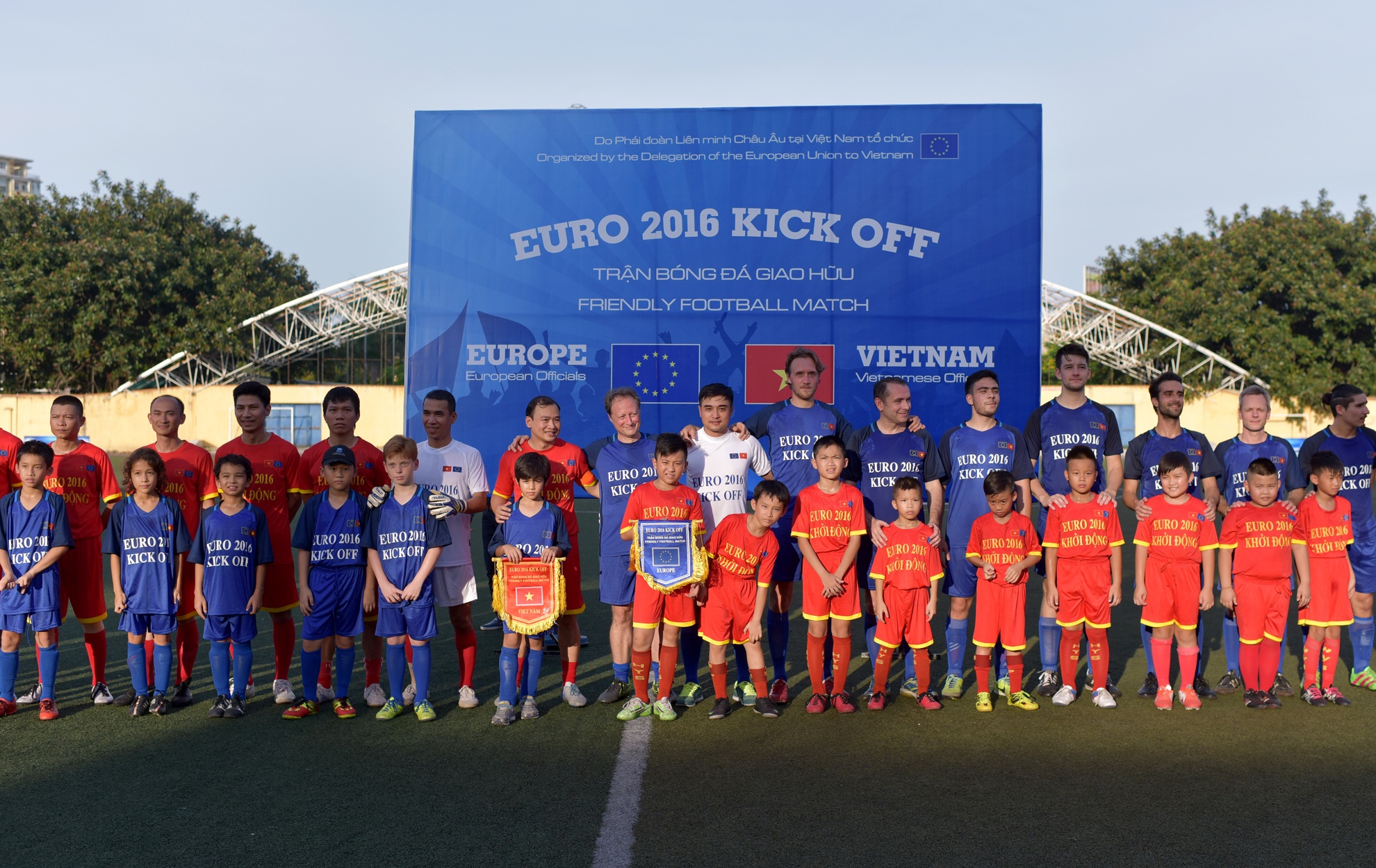 giao huu bong da khoi dong Euro 2016 anh 1