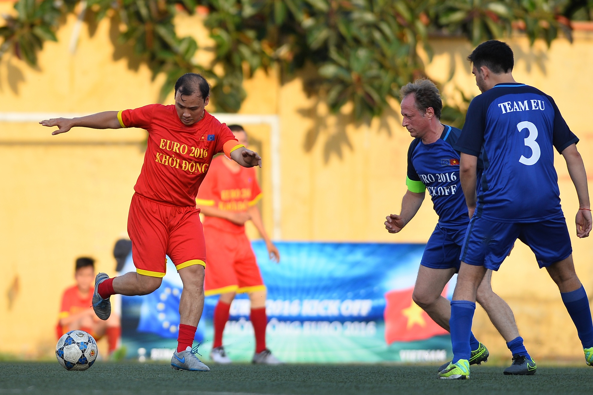 giao huu bong da khoi dong Euro 2016 anh 12