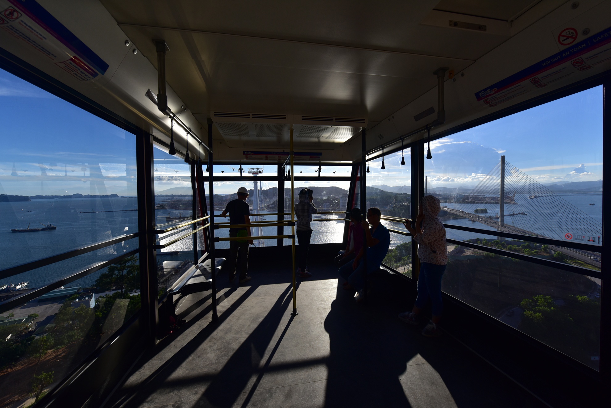 Cap treo 'xe bus hai tang' lo lung tren vinh Ha Long hinh anh