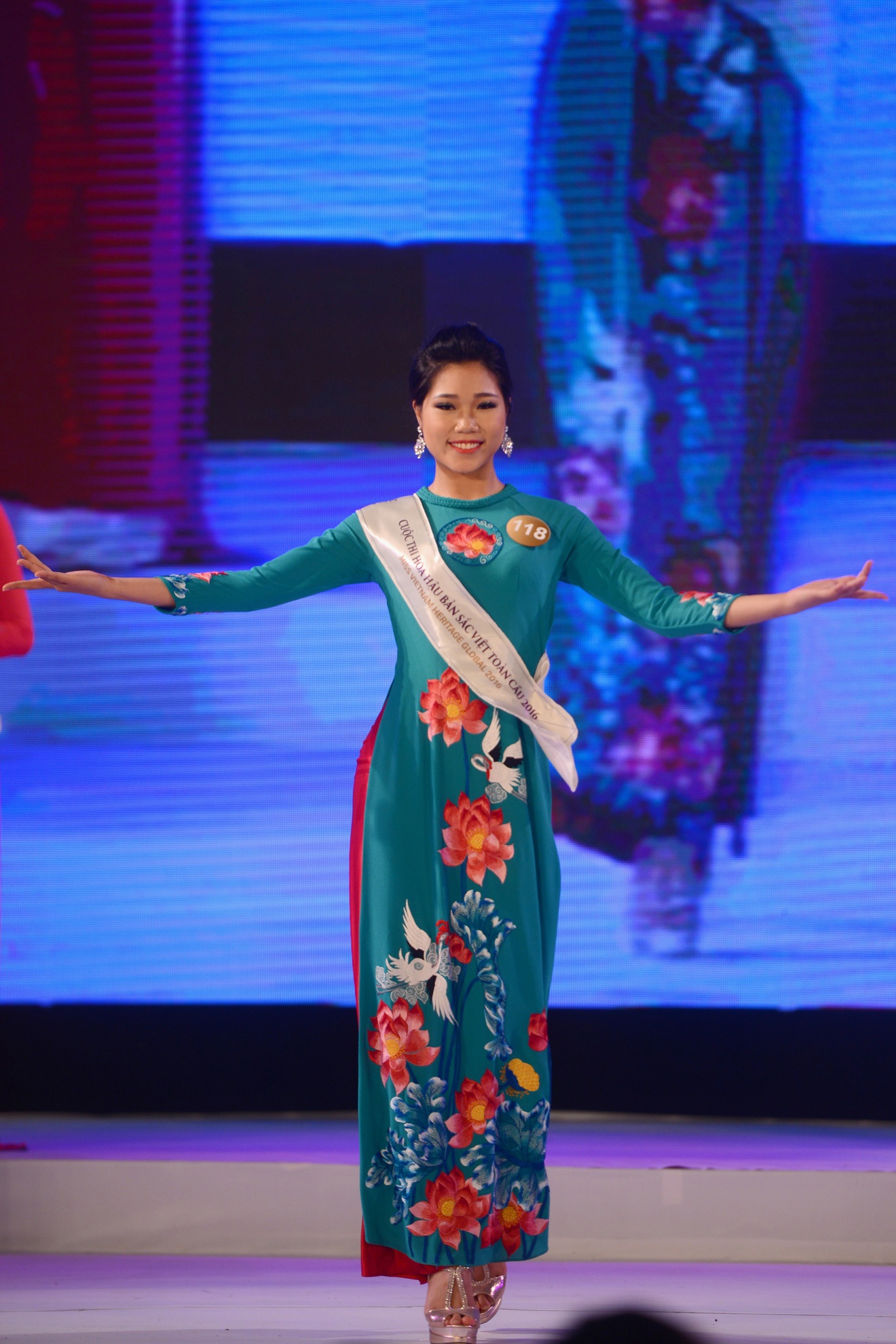 Hoa hau Ban sac Viet nong bong bikini anh 9