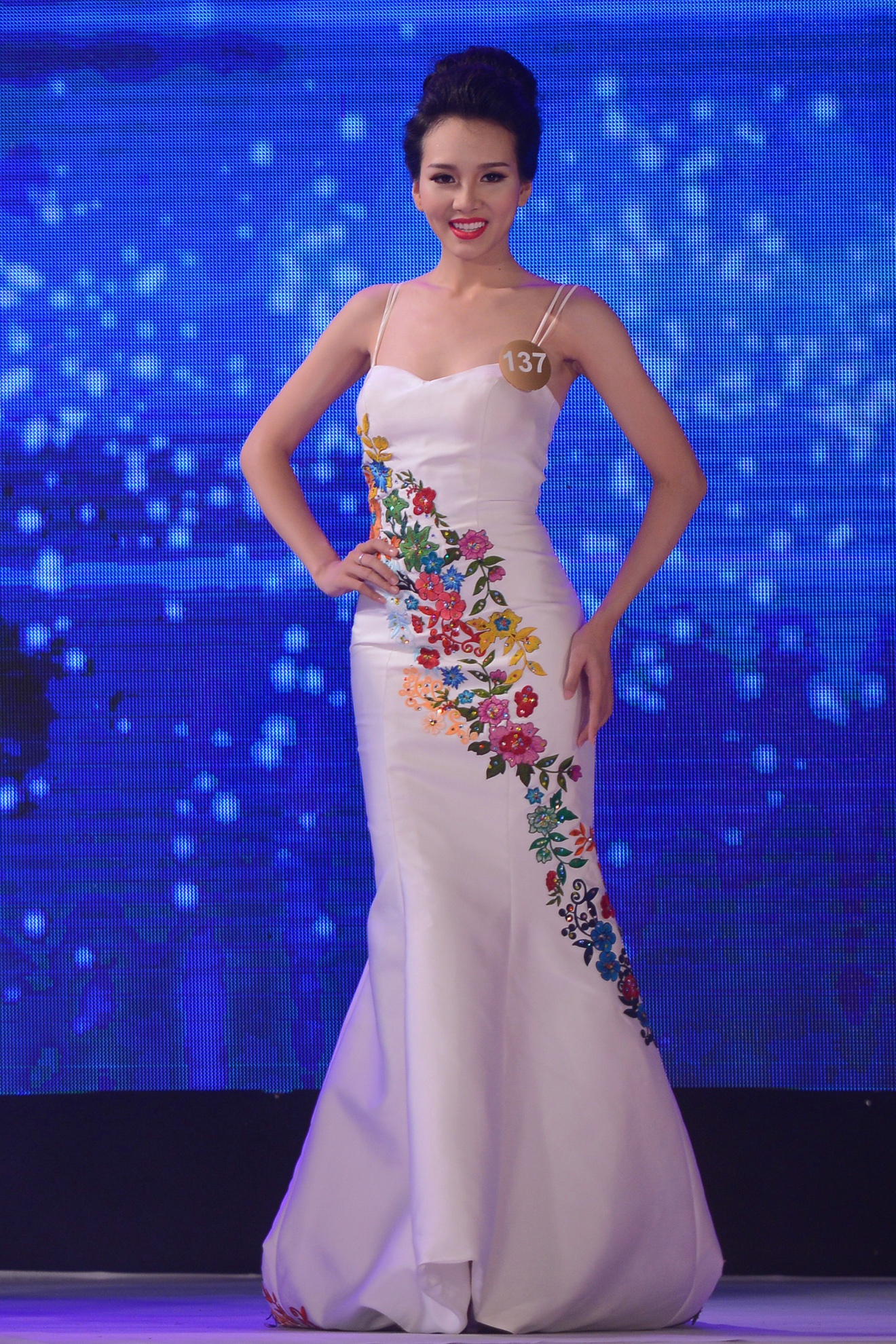 Hoa hau Ban sac Viet nong bong bikini anh 2