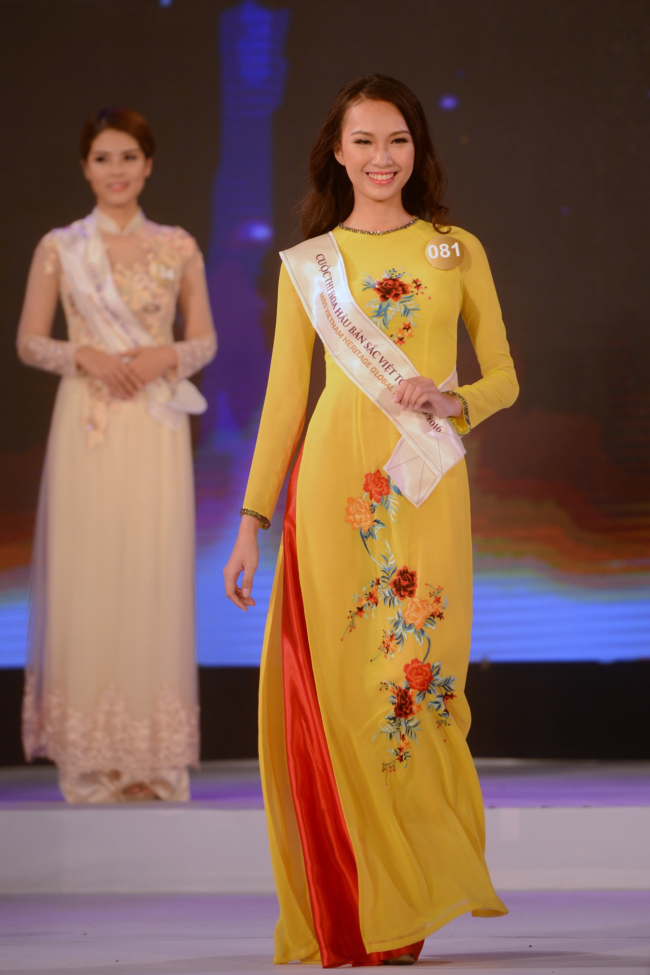 Hoa hau Ban sac Viet nong bong bikini anh 4