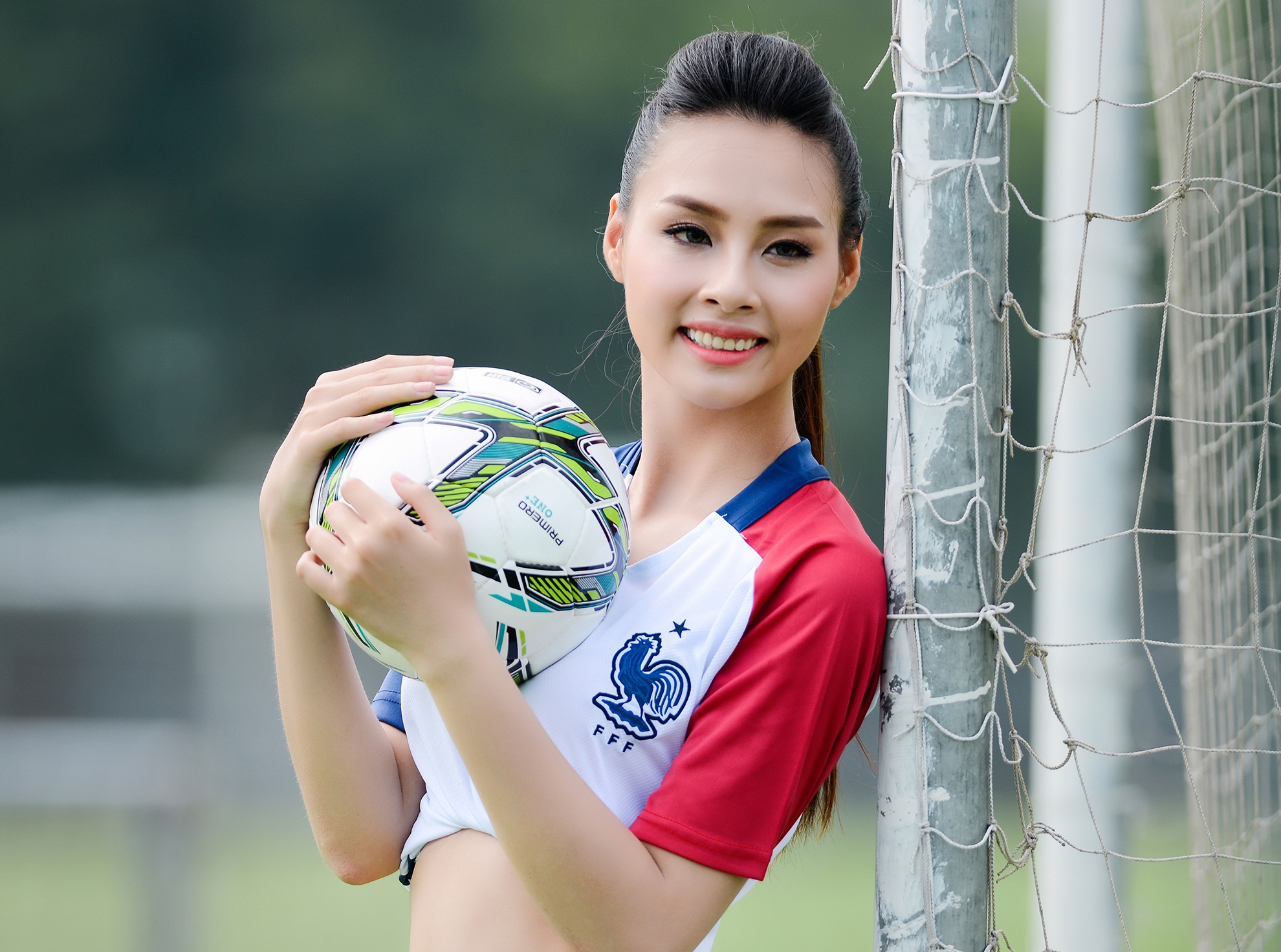 Hoa hau Bien khoe vong eo 60 cm trong bo anh co vu doi Phap hinh anh