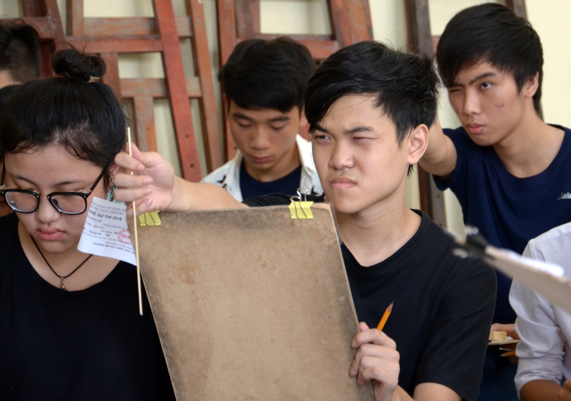 Thi sinh linh kinh dung cu thi nang khieu vao dai hoc hinh anh